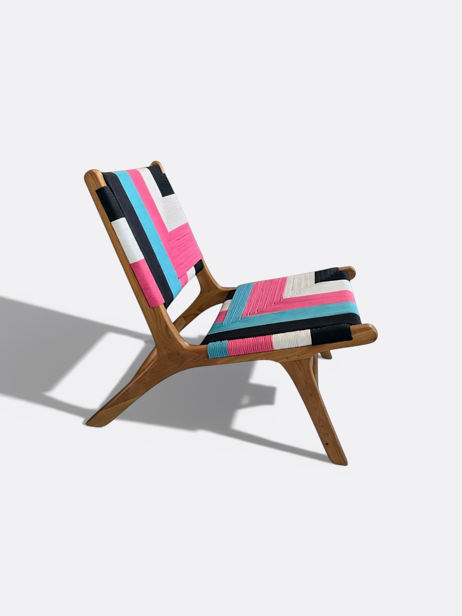 Chaise basse en teck et corde tressée — Sina multicolor
