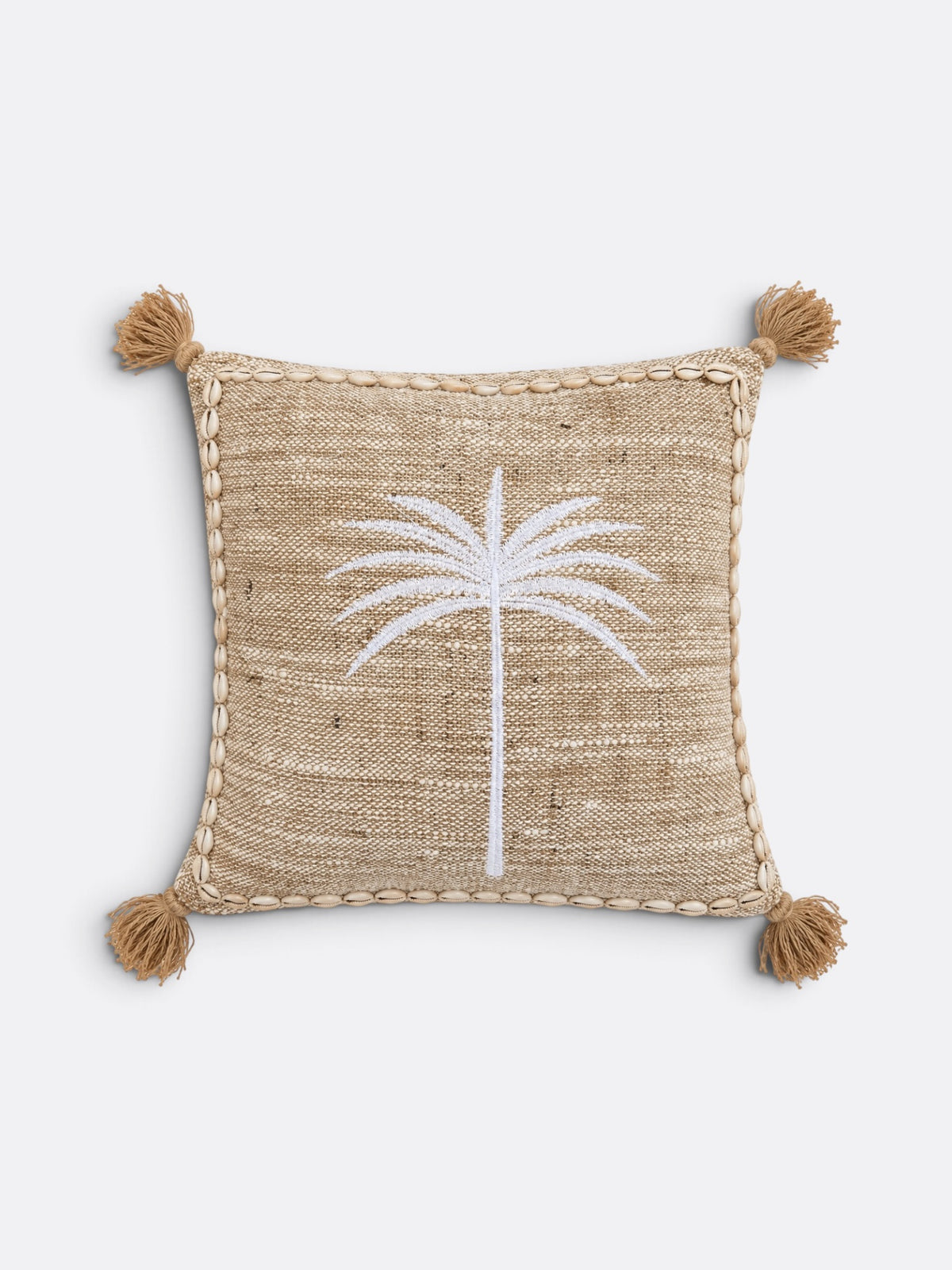 Coussin carré balinais 50x50 en jute beige à palmier brodé, bordure de coquillages et pompons