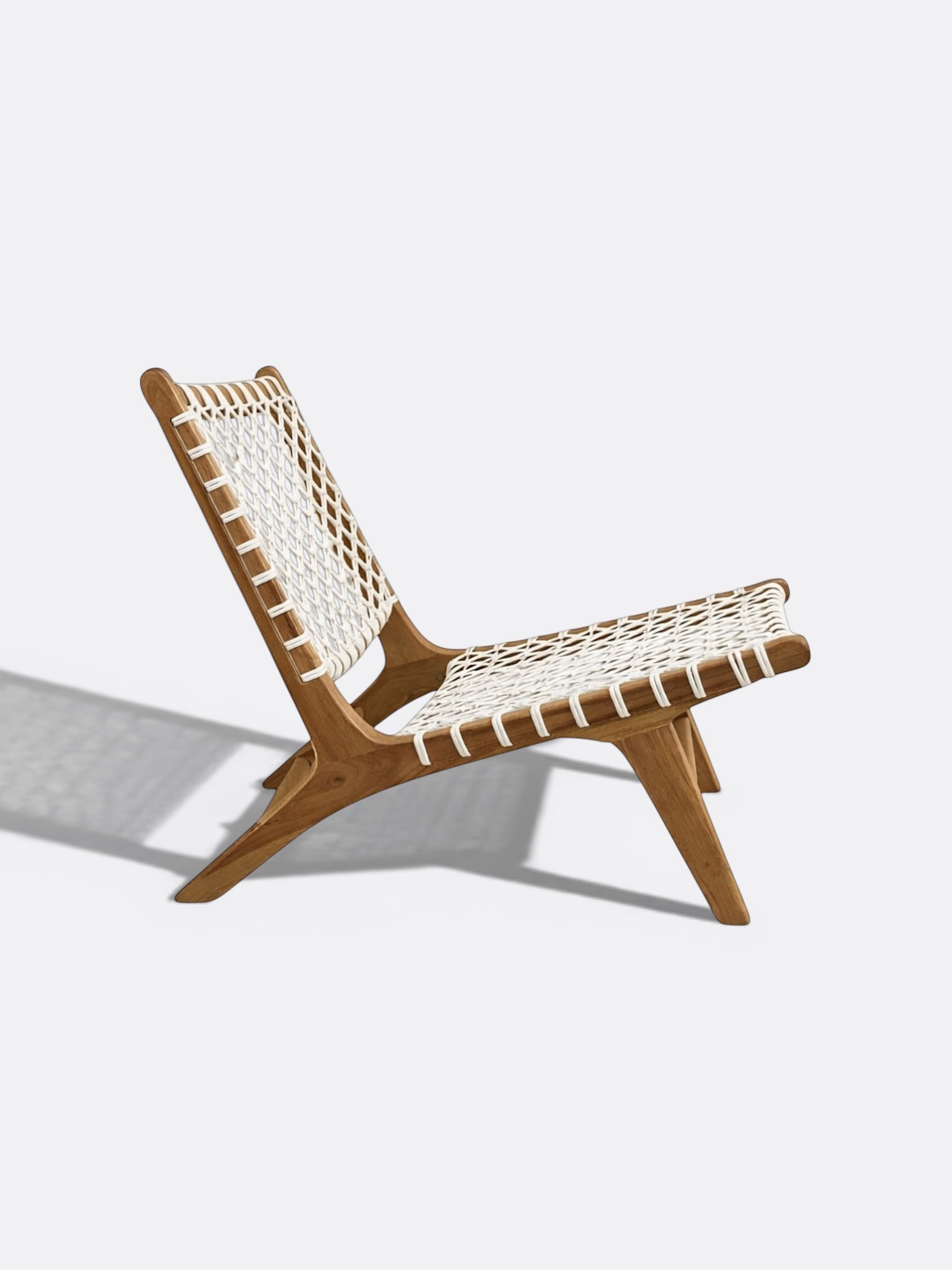 Chaise basse en teck et corde tressée — Sina blanc