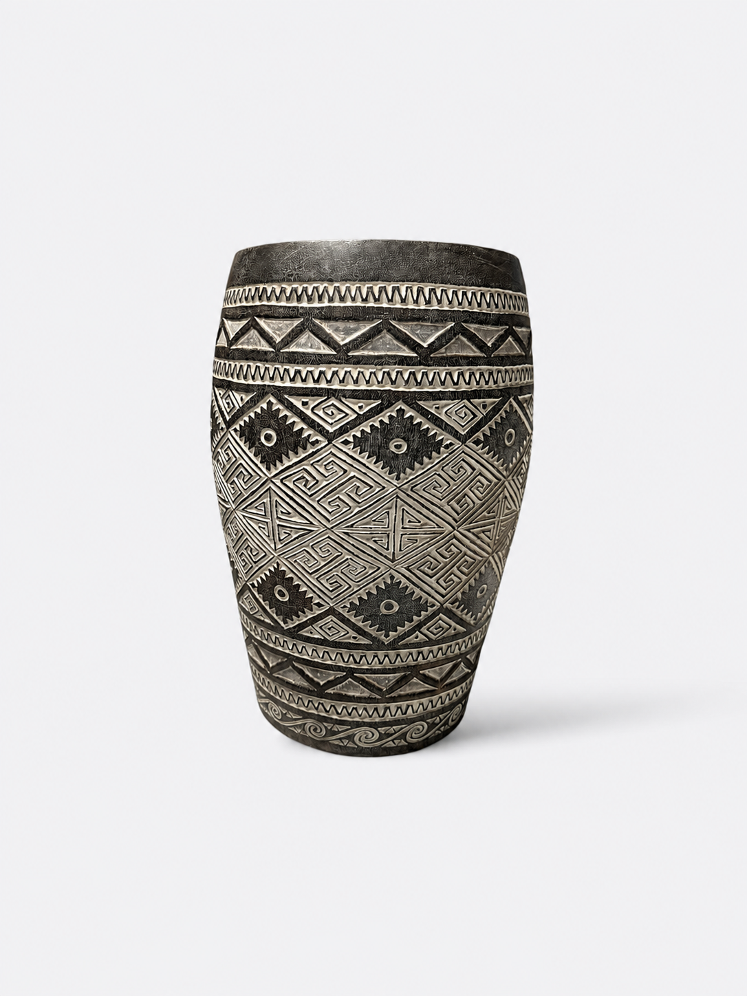 Pot Yatt en bois sculpté motifs ethniques, vue d'ensemble