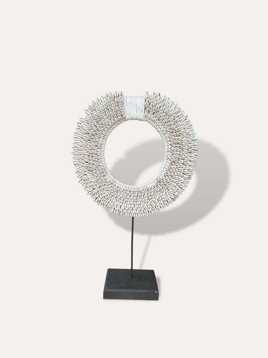 Collier de coquillages sur socle - Cahaya Cokoha M