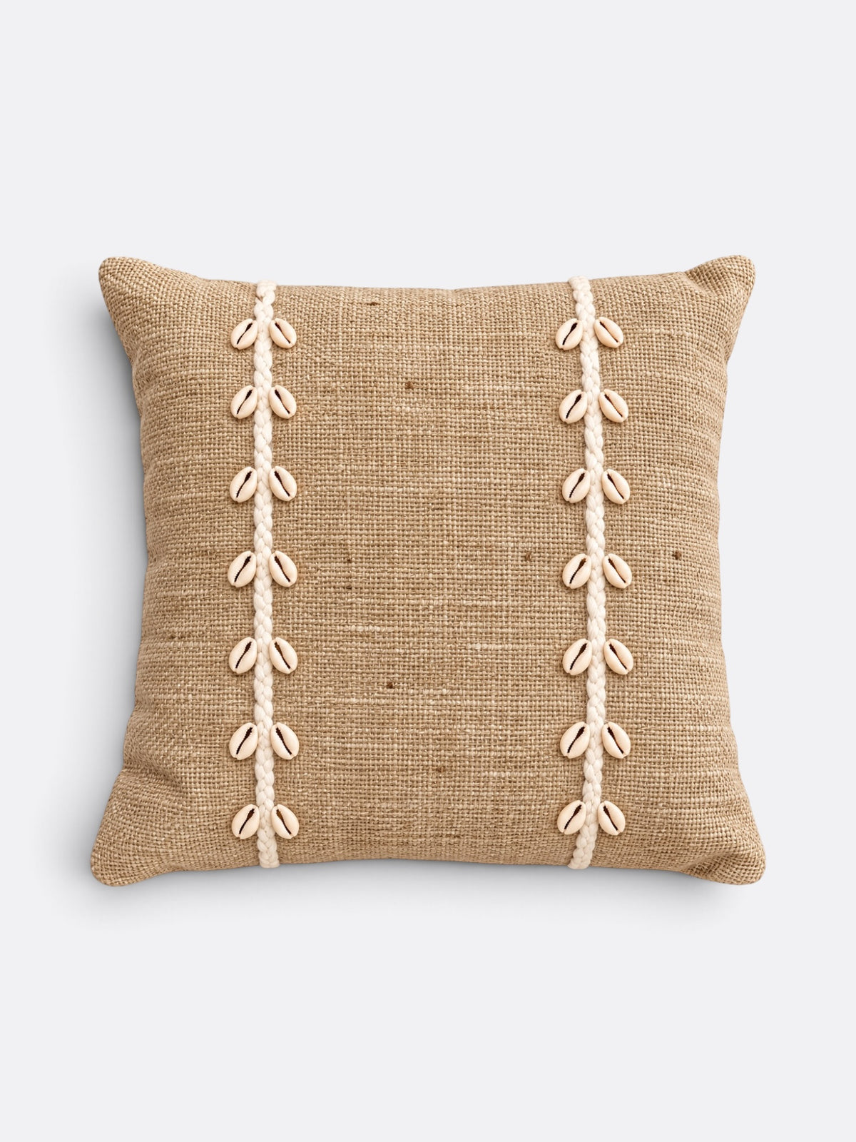Coussin carré balinais 50x50 en jute beige bordé de coquillages, tissé à la main