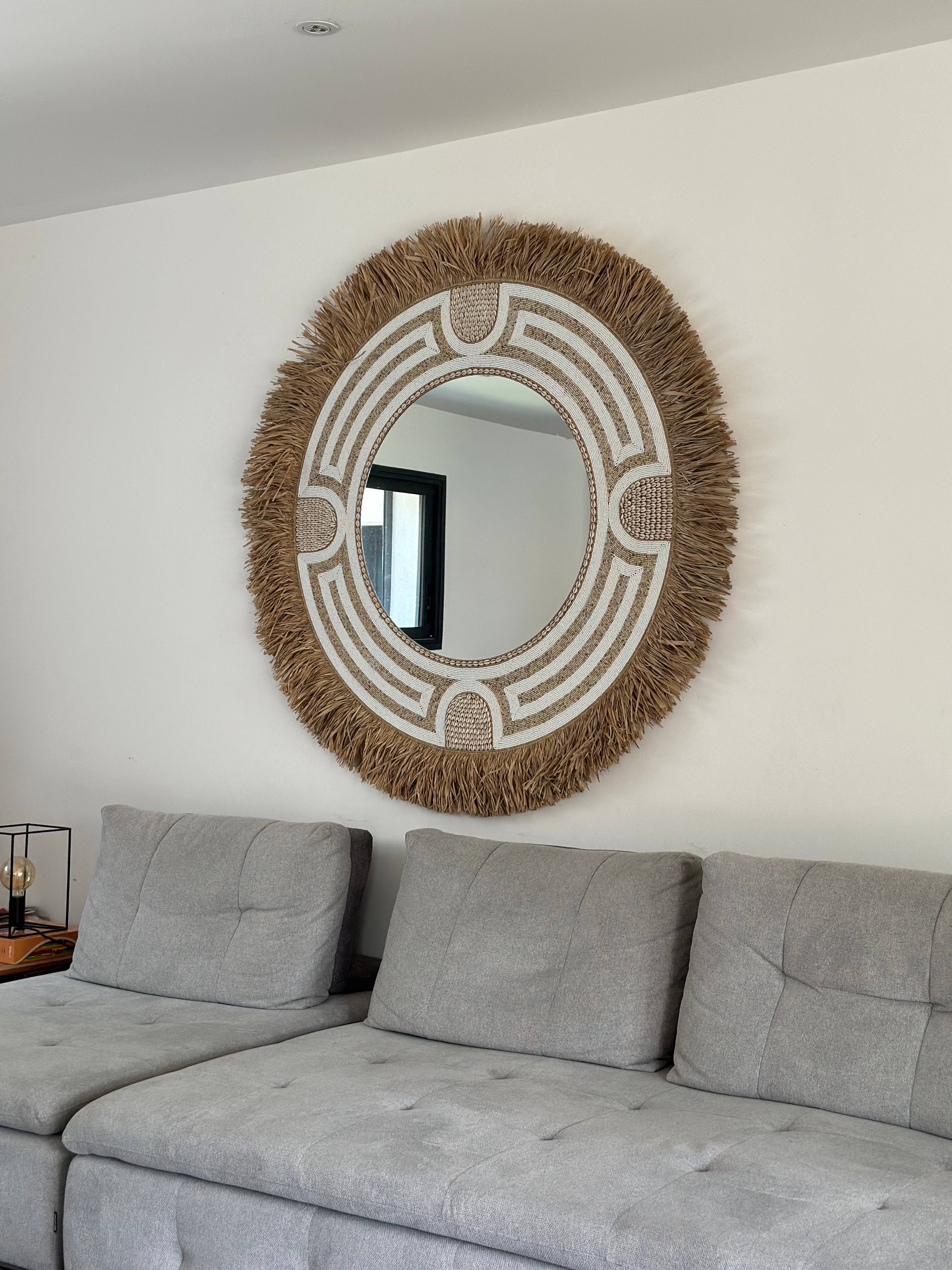 Grand miroir artisanal rond en coquillages et perles – Krem XL