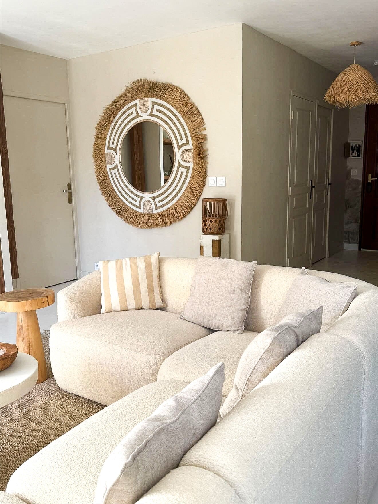 grand miroir mural rond en perle et coquillage beige et raphia artisanal fait main Bali