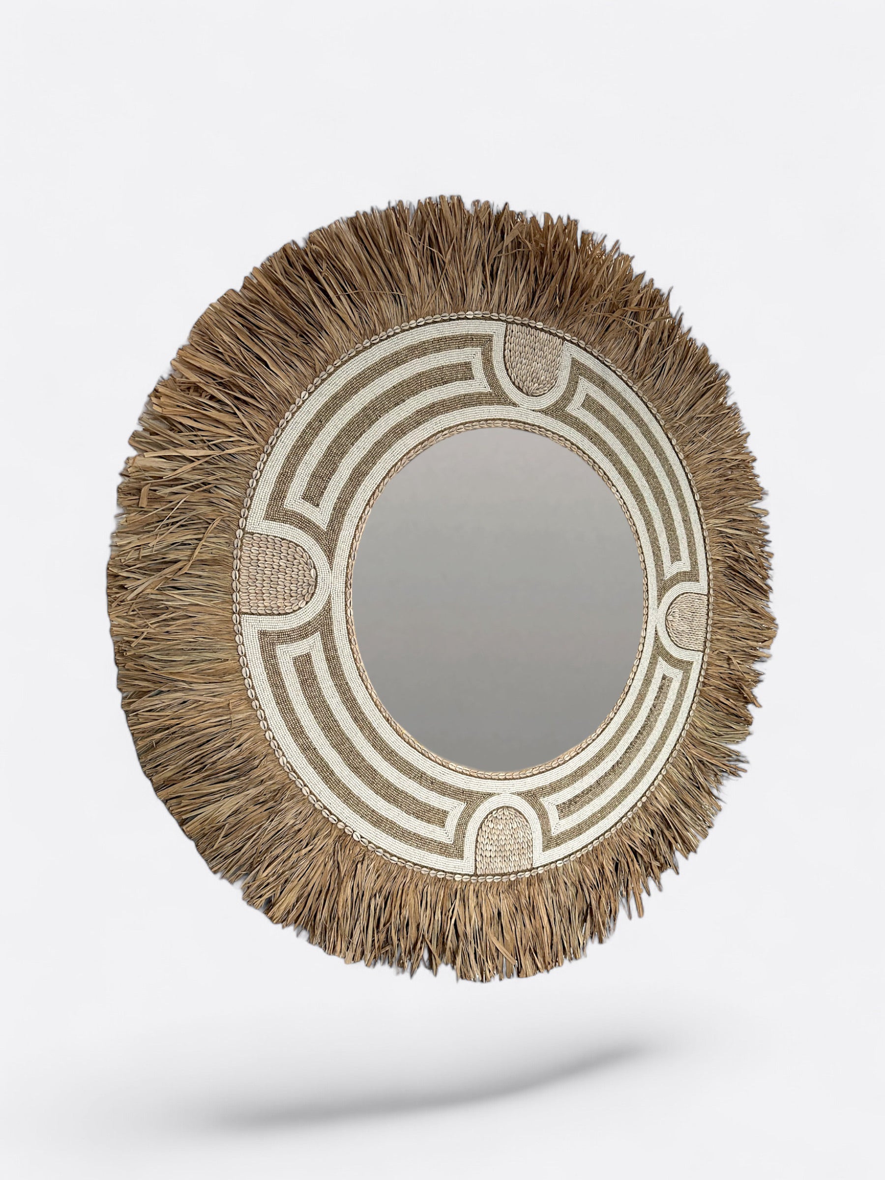 Grand miroir artisanal rond en coquillages et perles – Krem XL