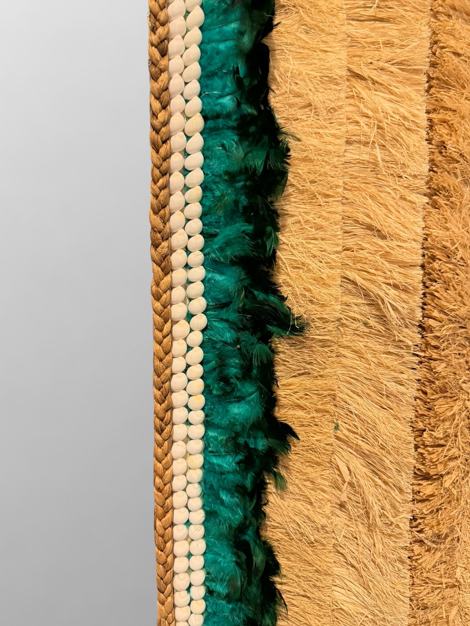 Grand miroir XXL artisanal ovale en Raphia, plumes et coquillages – Tahia