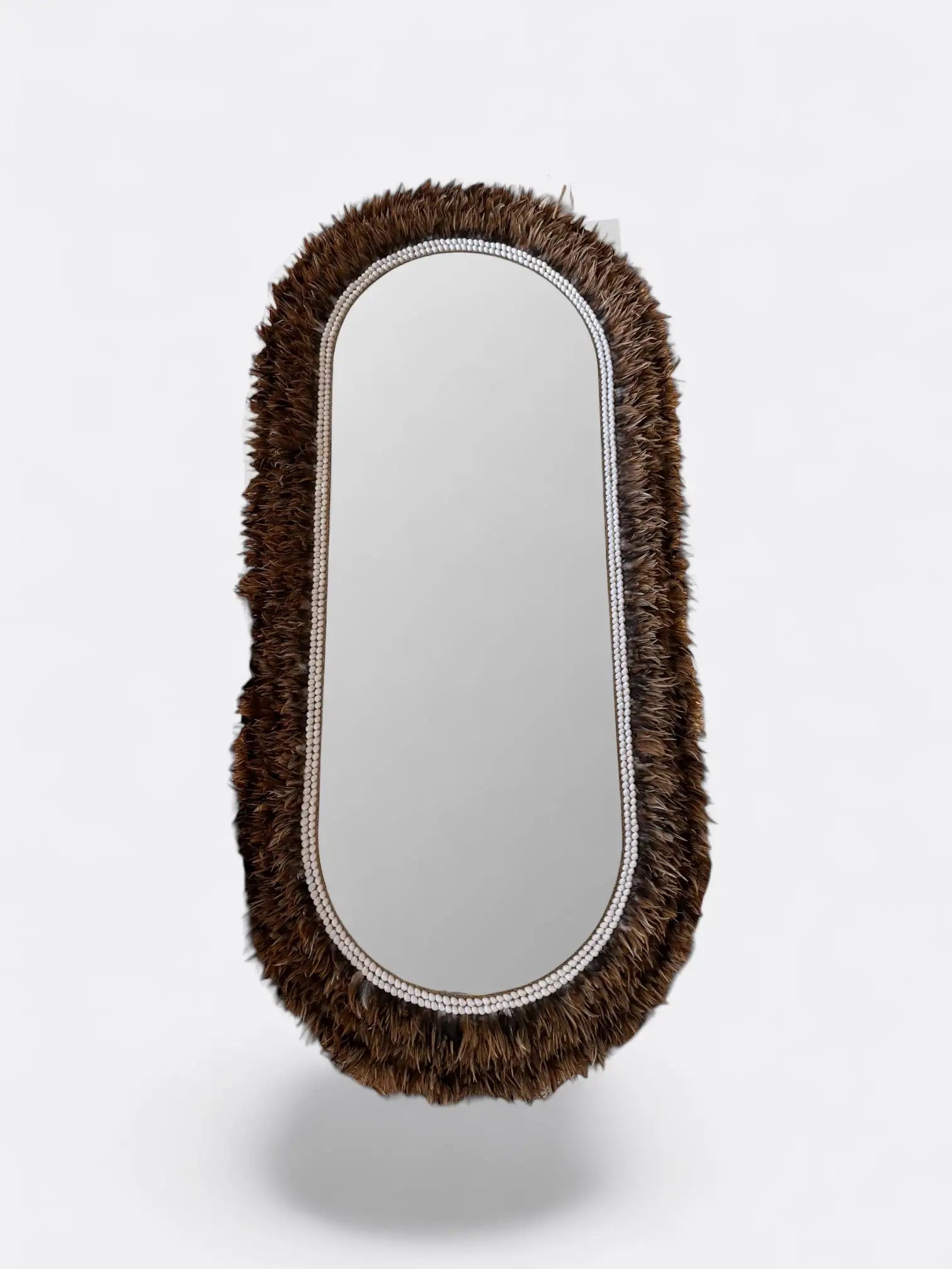 Grand miroir XXL artisanal ovale en plumes et coquillages – Peniah