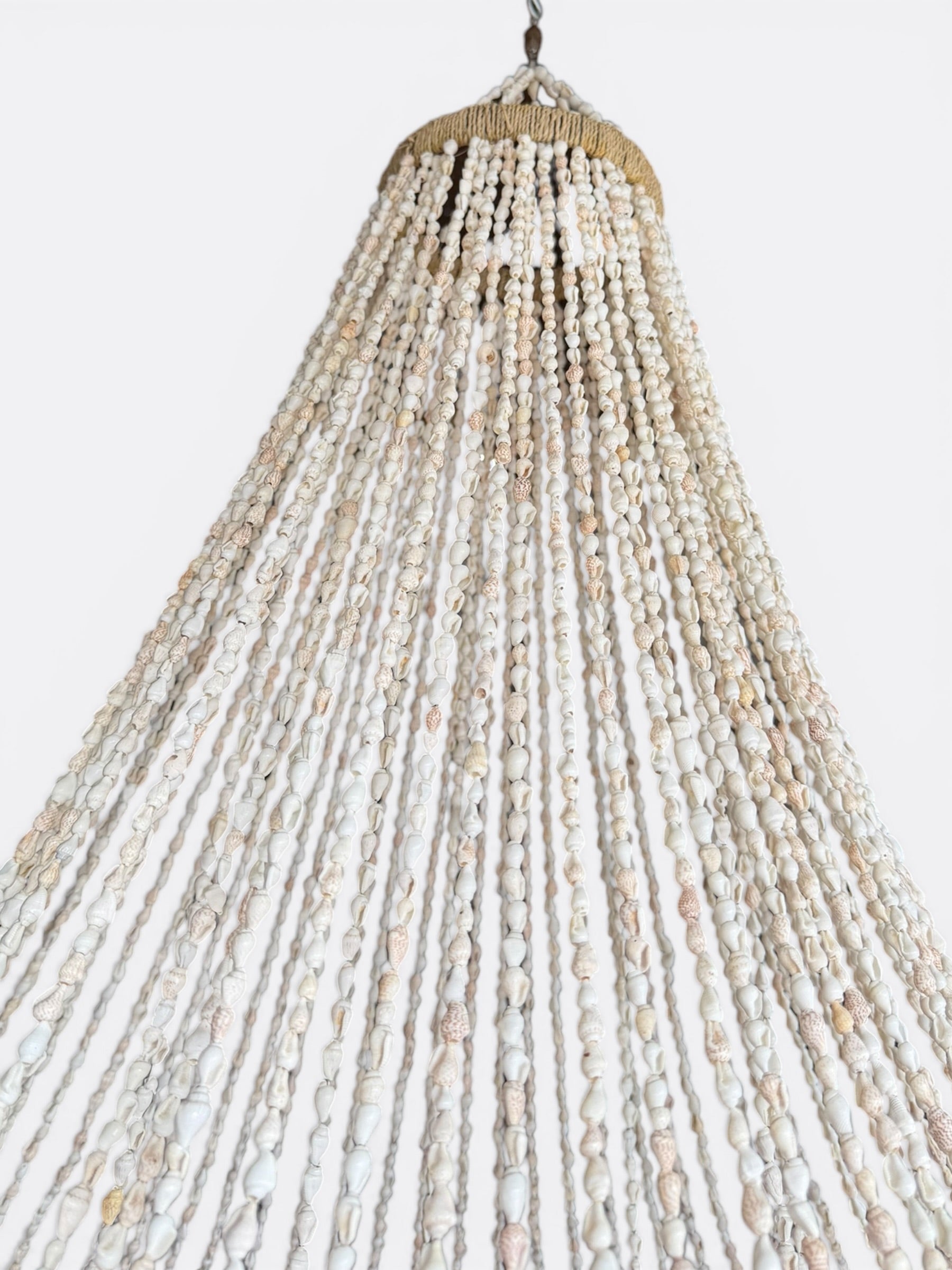 Grand lustre balinais en coquillages Blancs - Sari