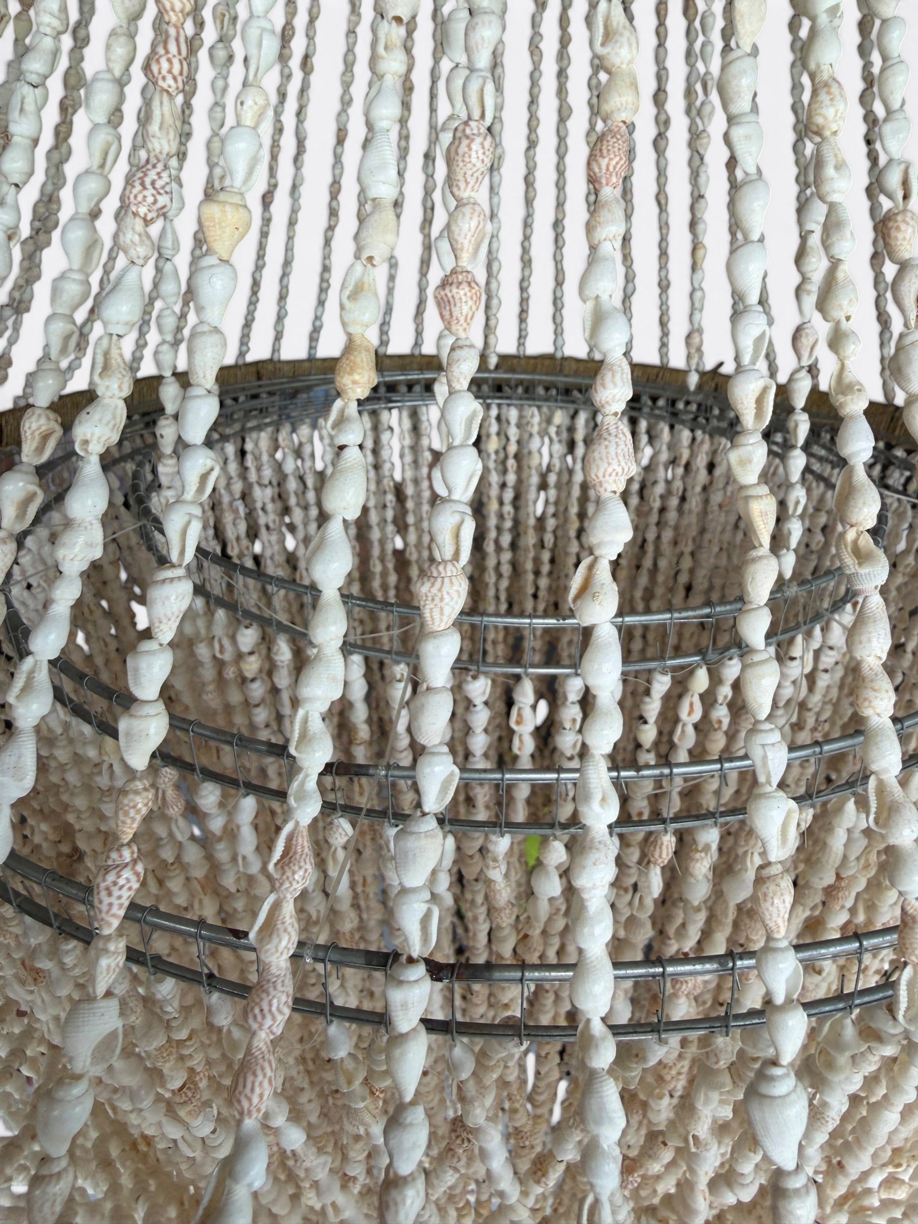 Grand lustre balinais en coquillages Blancs - Sari