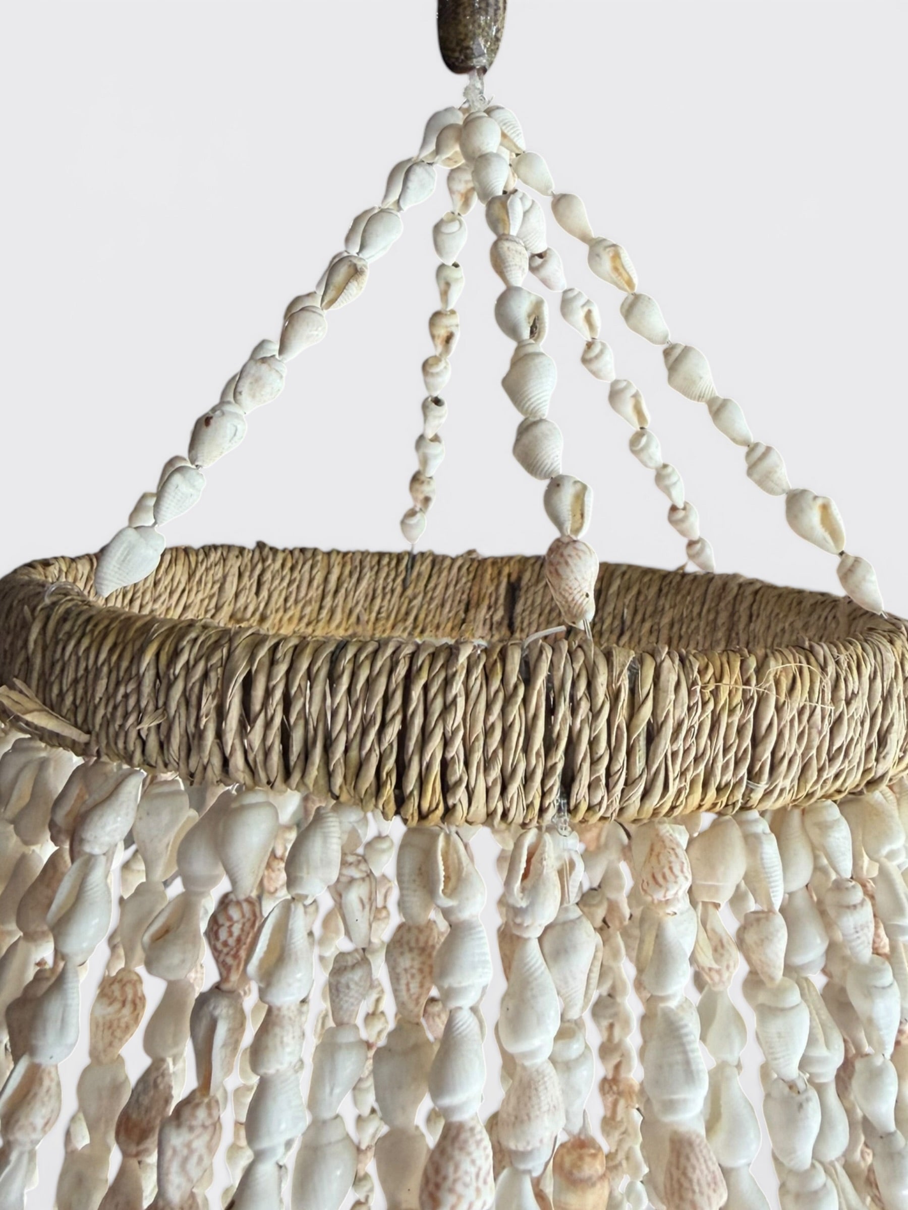 Grand lustre balinais en coquillages Blancs - Sari