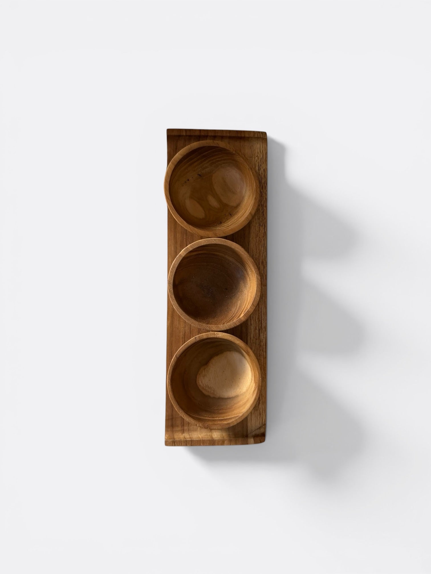 Planche à condiments en teck avec 3 mini-bols assortis