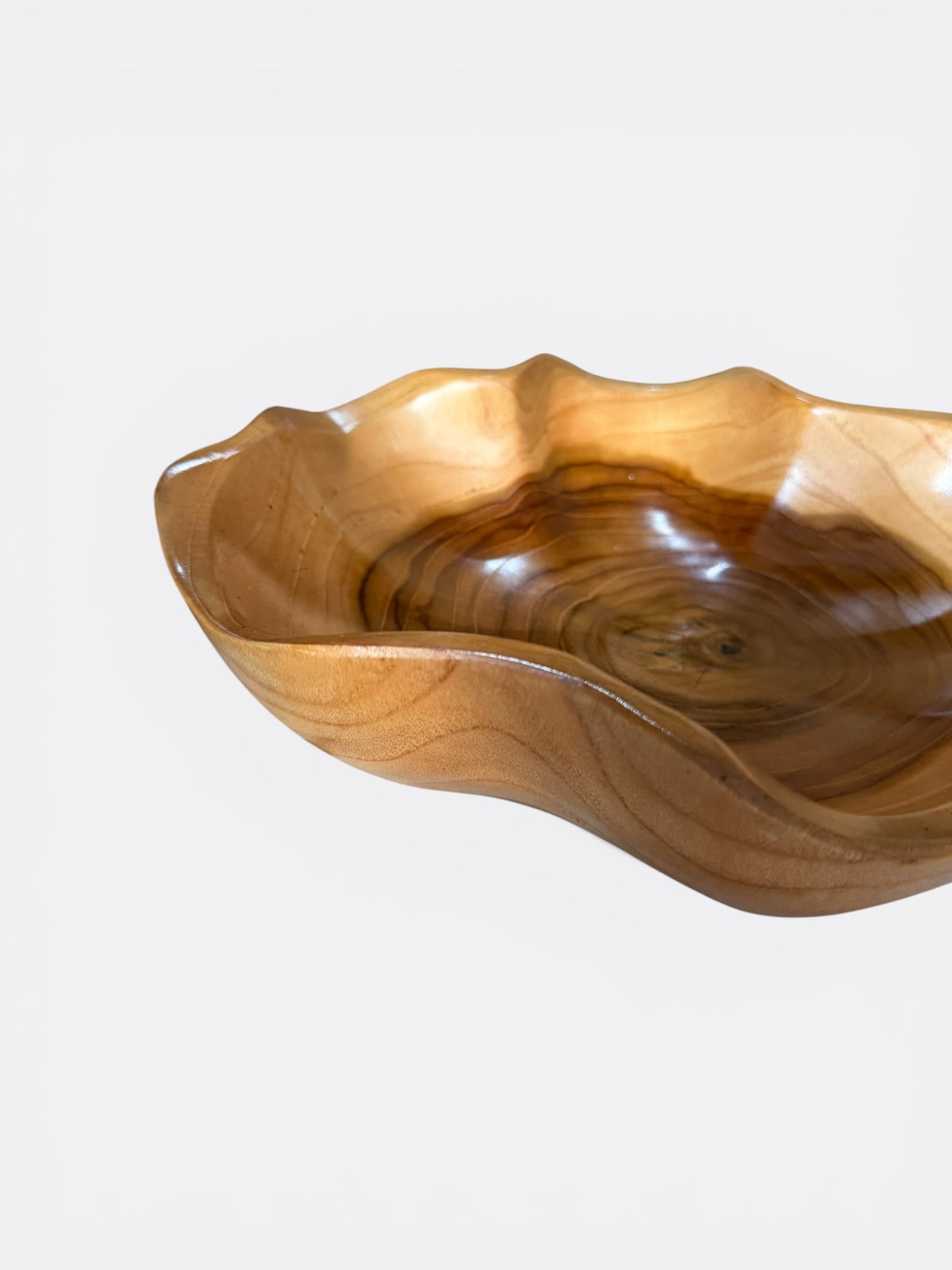 Coupe asymétrique artisanale en bois de teck