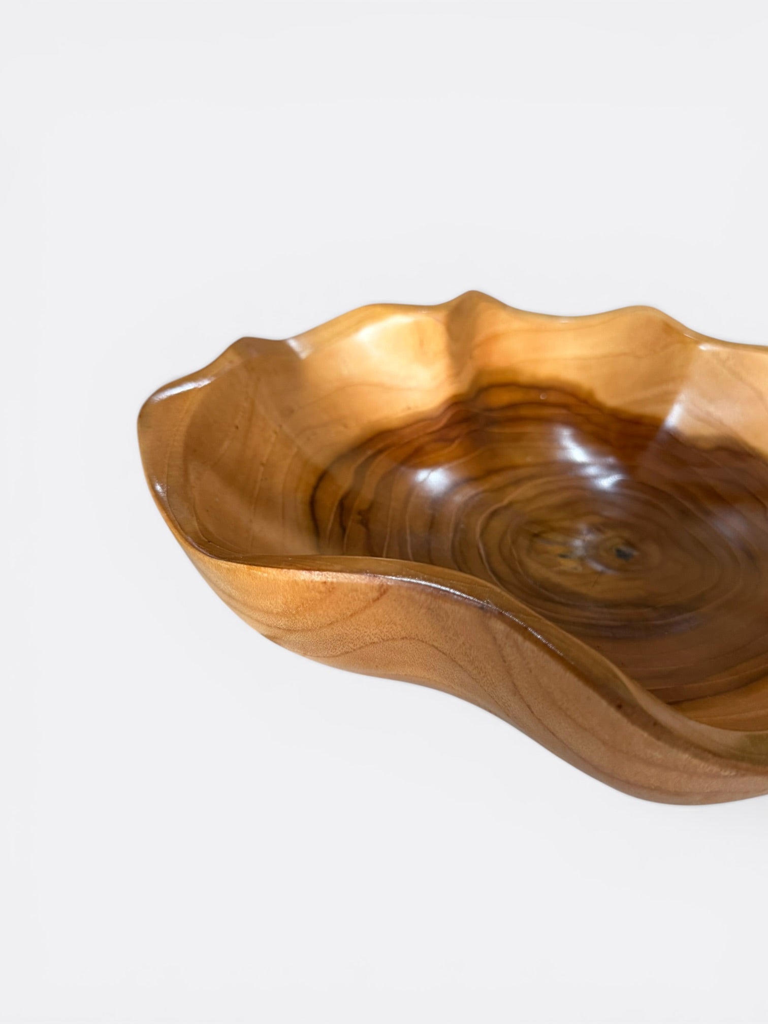 Coupe asymétrique artisanale en bois de teck