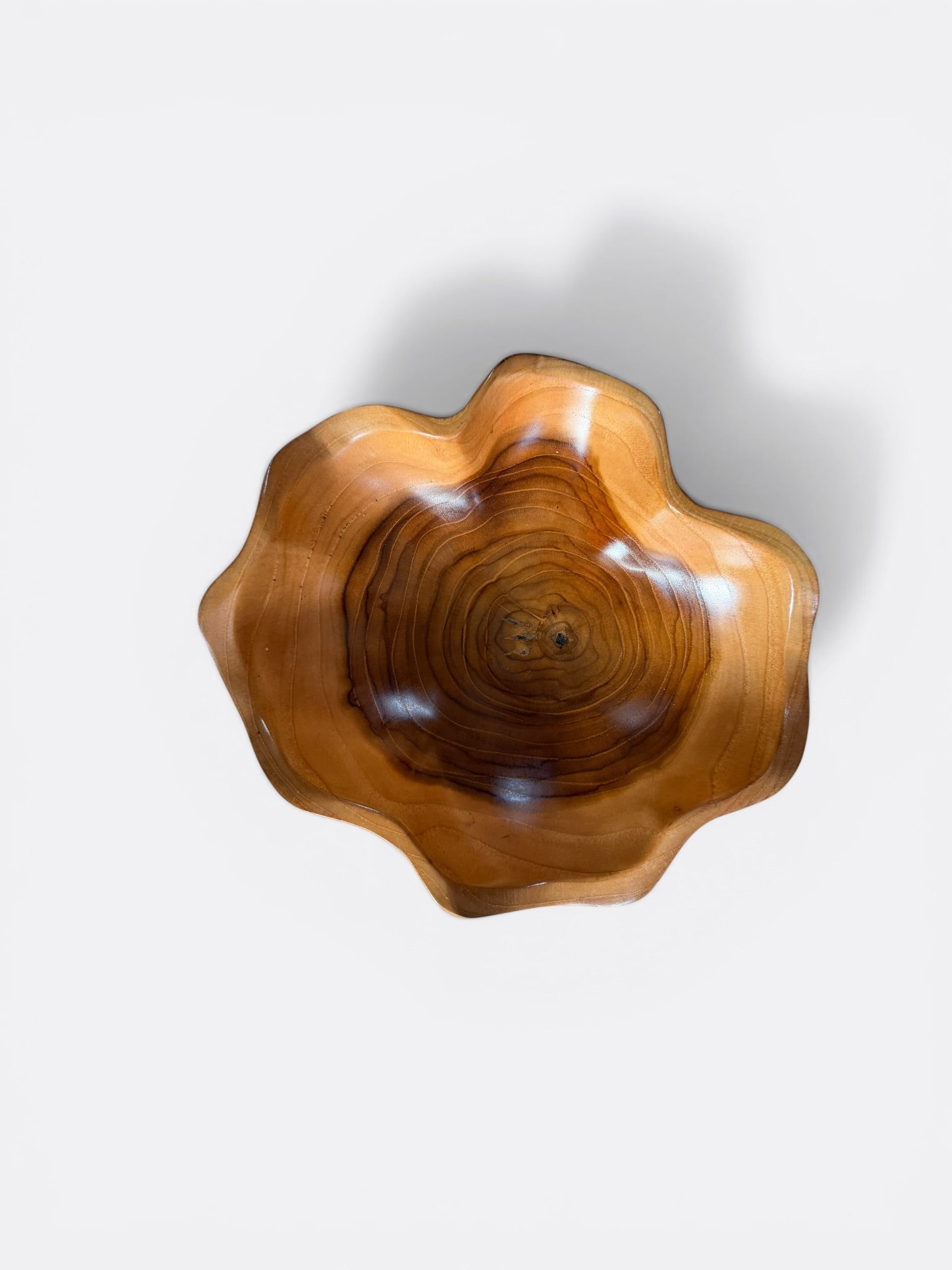 Coupe asymétrique artisanale en bois de teck