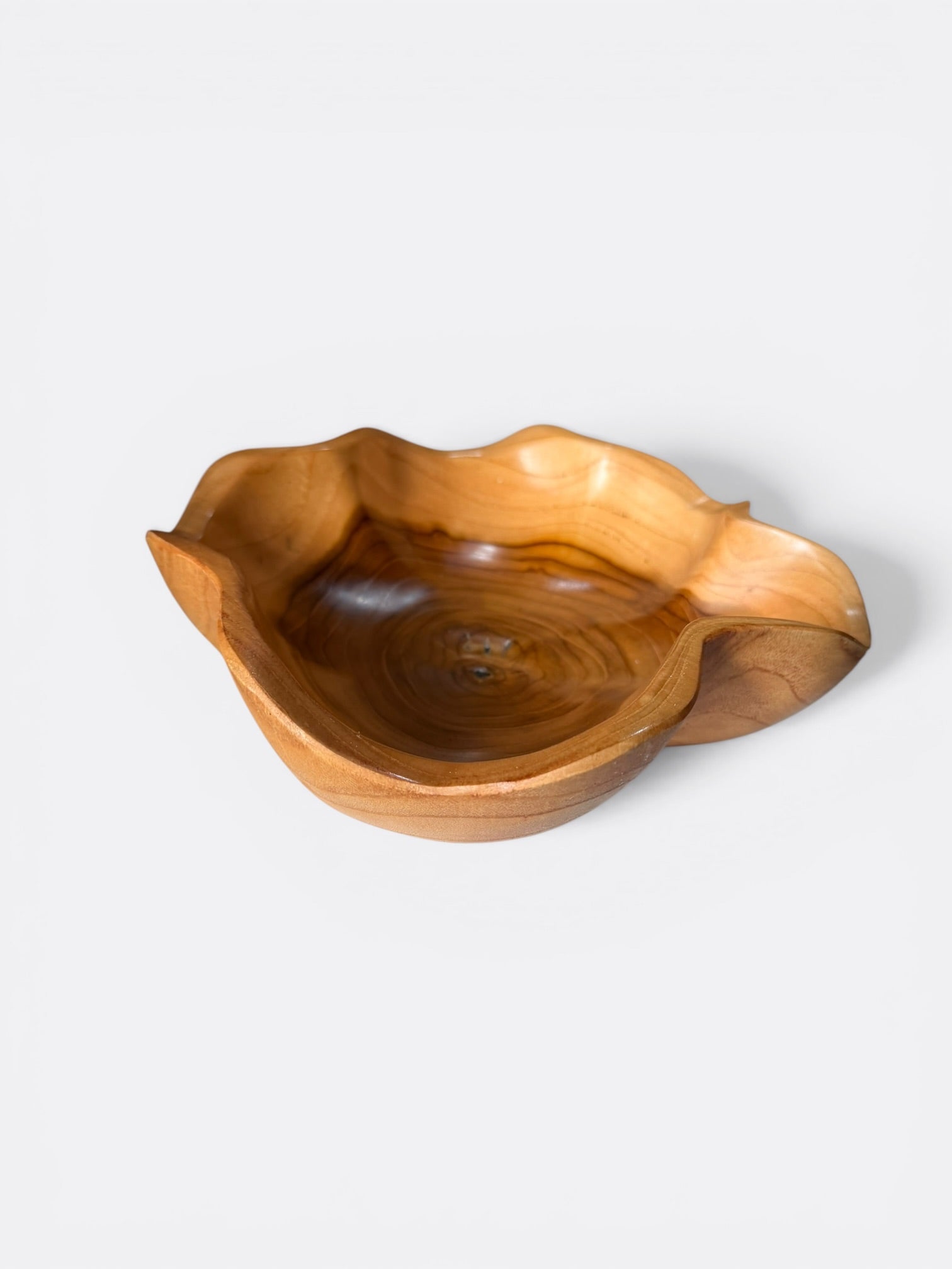 Coupe asymétrique artisanale en bois de teck