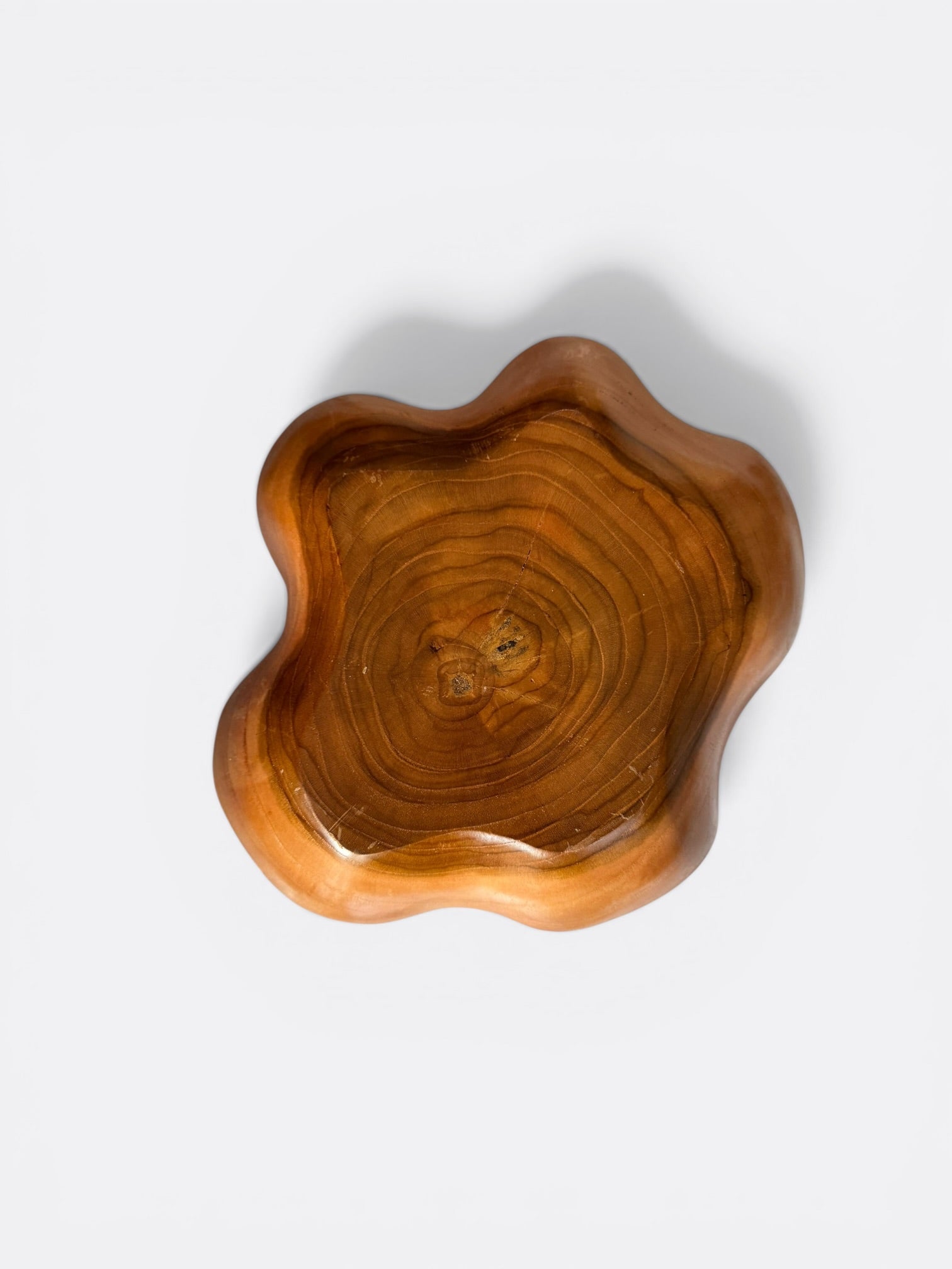 Coupe asymétrique artisanale en bois de teck