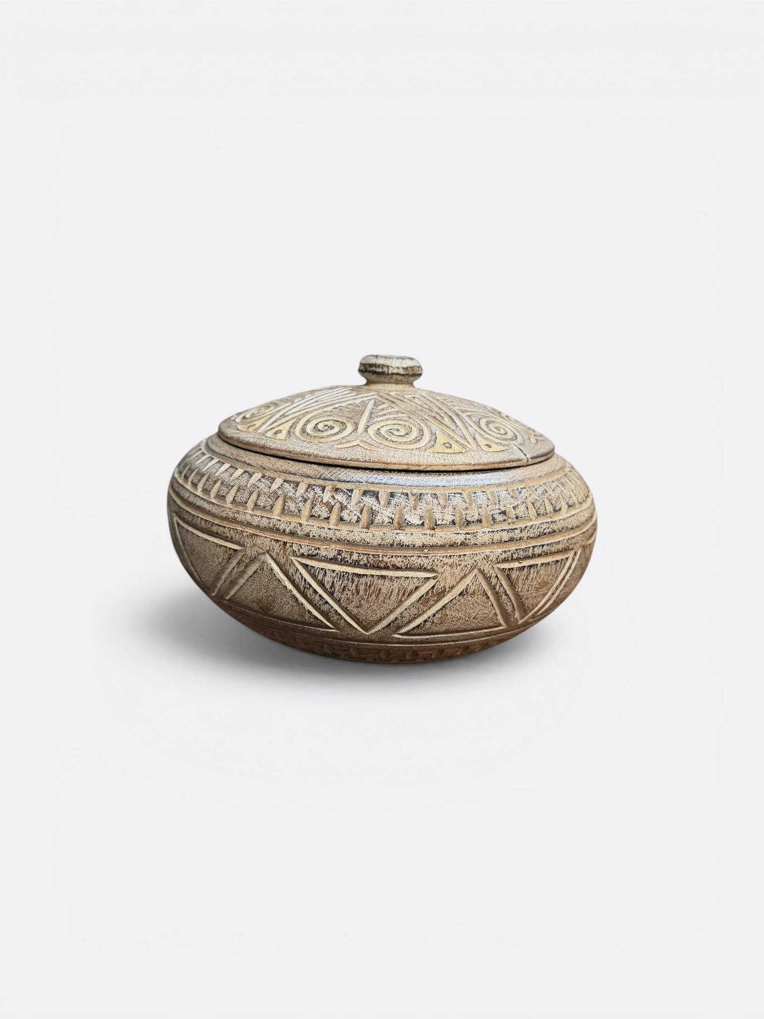 Boîte en bois de Suar sculpté – Patiné