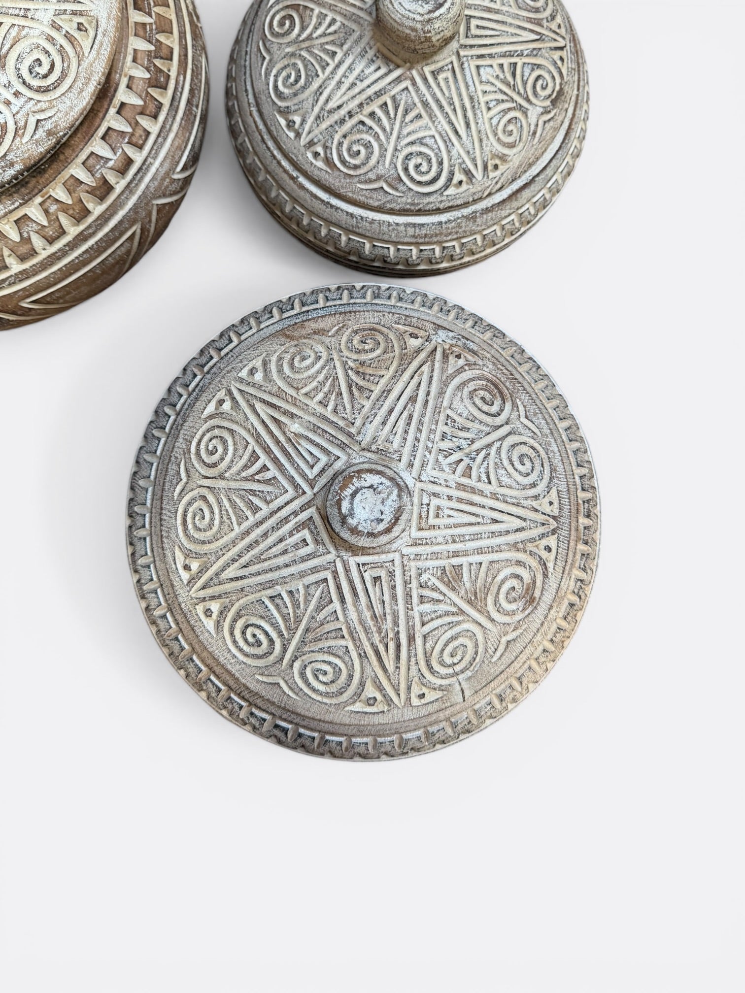 Boîte en bois de Suar sculpté – Patiné