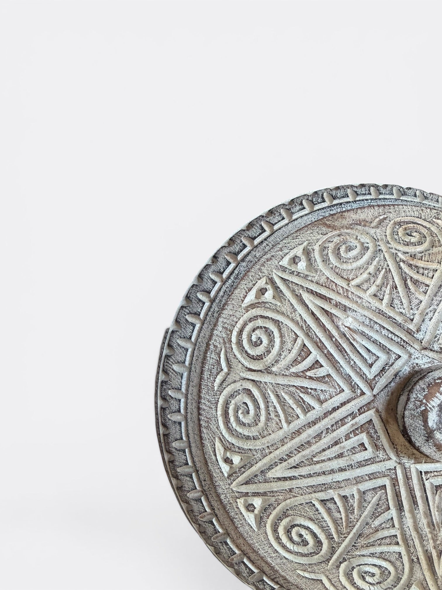 Boîte en bois de Suar sculpté – Patiné