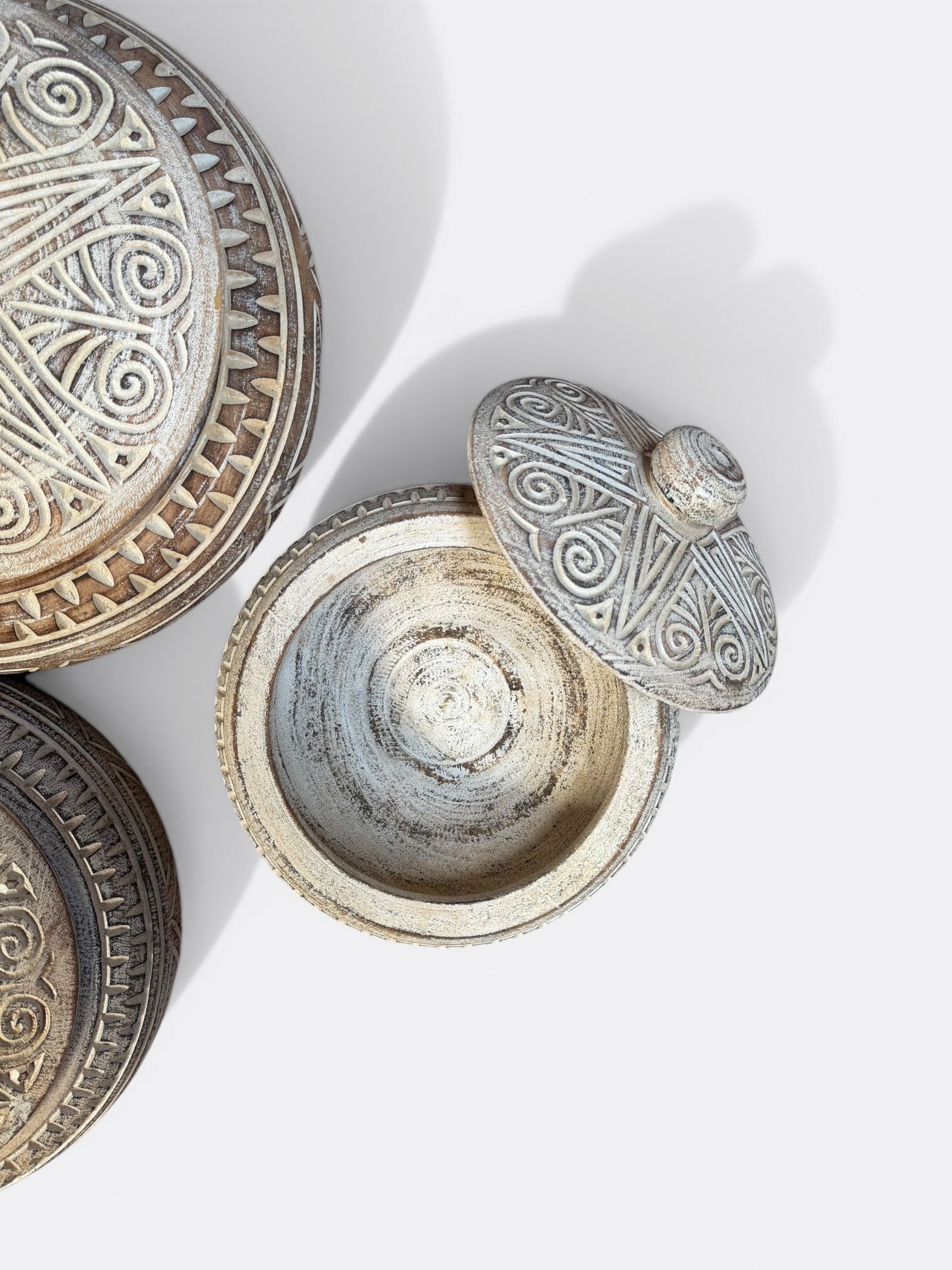 Boîte en bois de Suar sculpté – Patiné