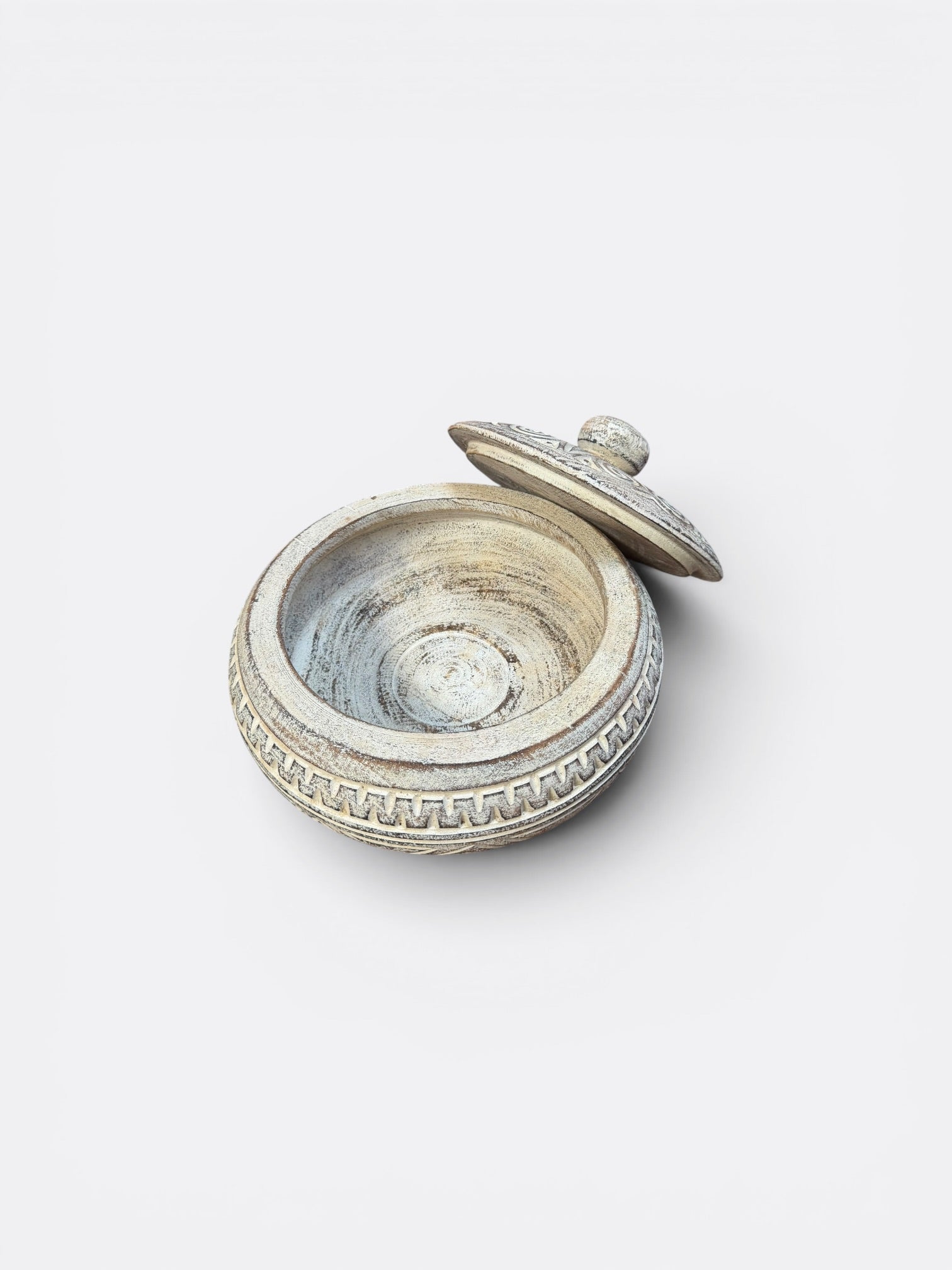 Boîte en bois de Suar sculpté – Patiné