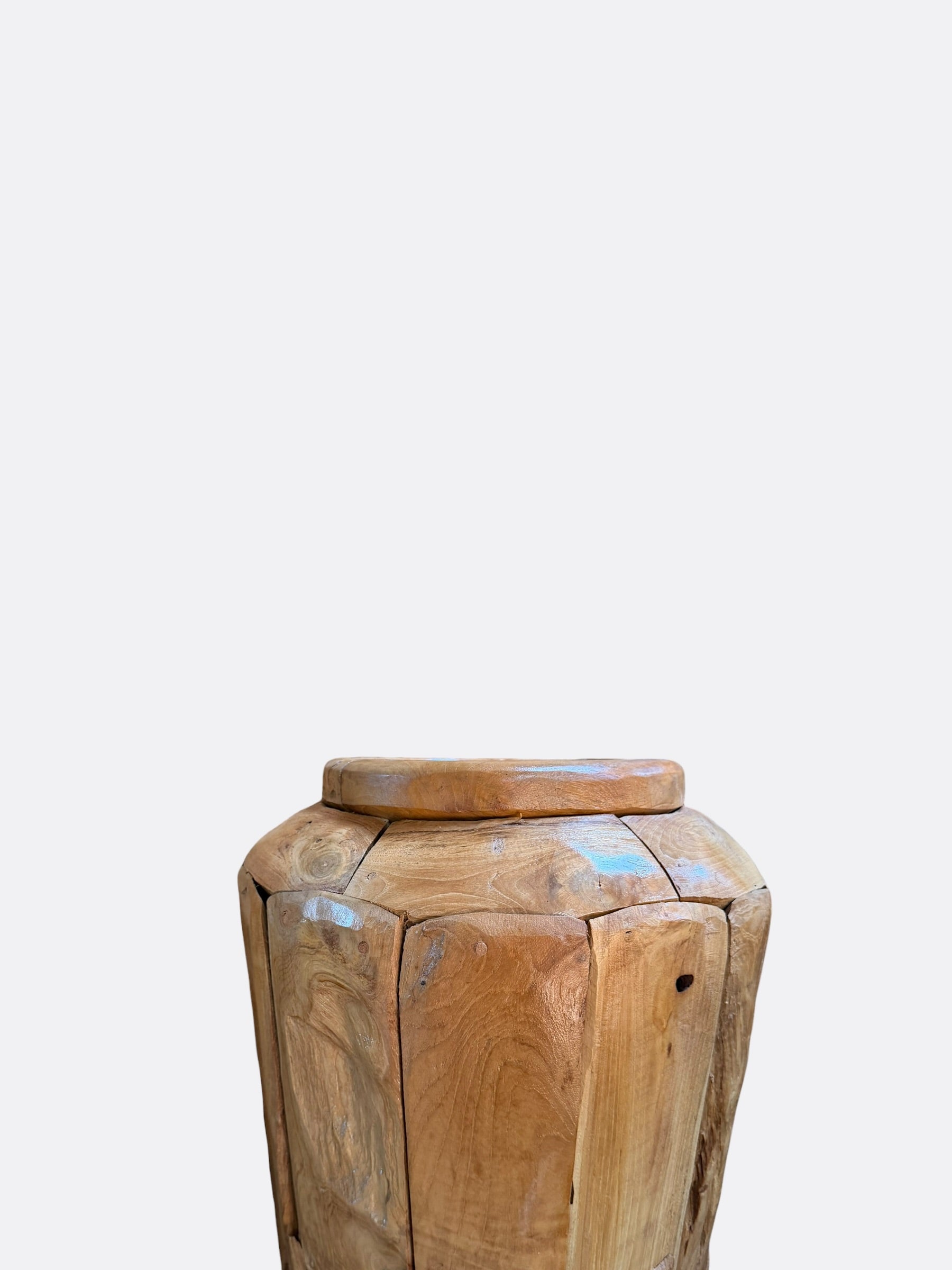 Pot sculptural Palas en teck massif, vue de profil