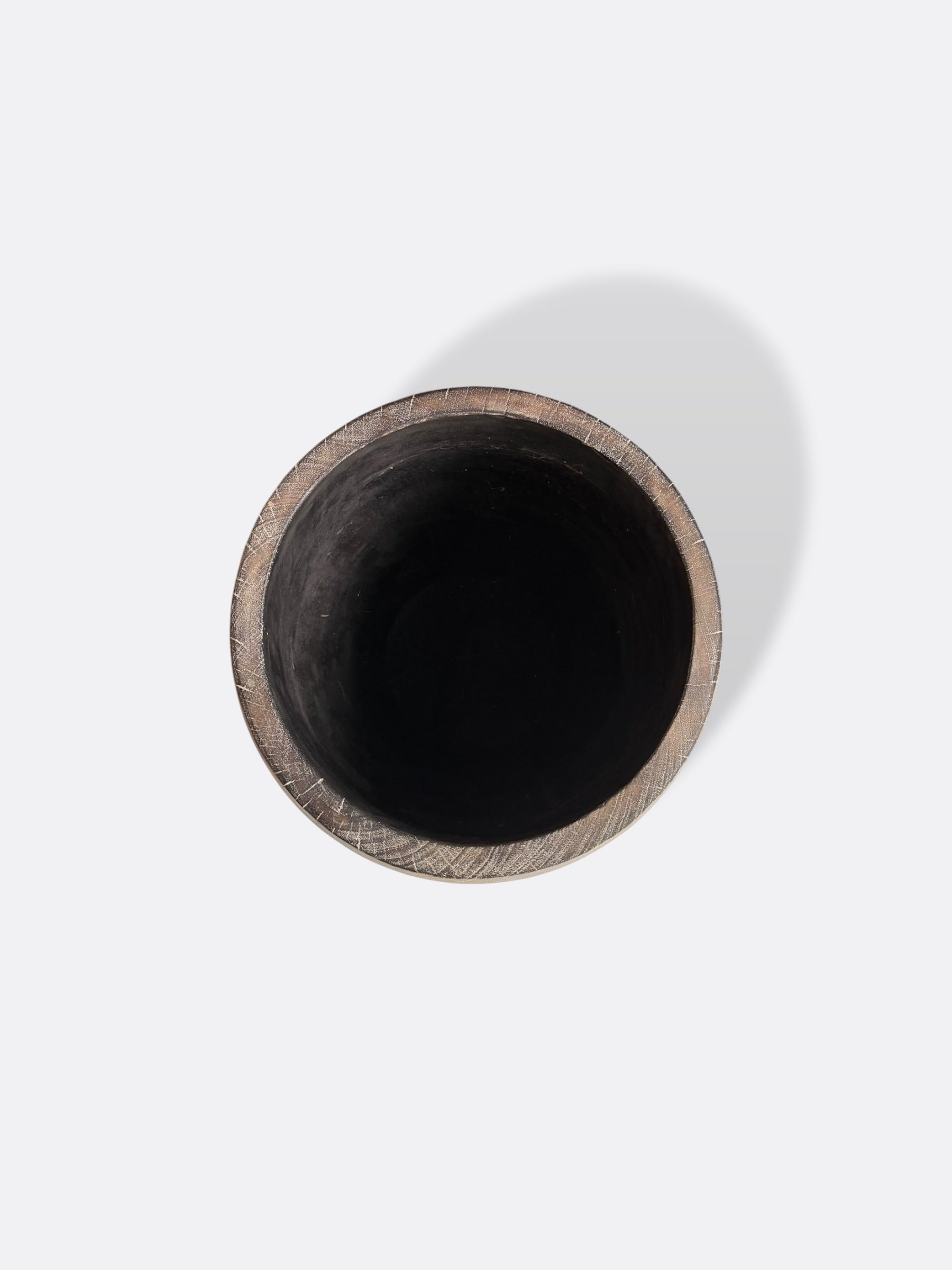 Pot Yatt en bois sculpté, détail des motifs ethniques