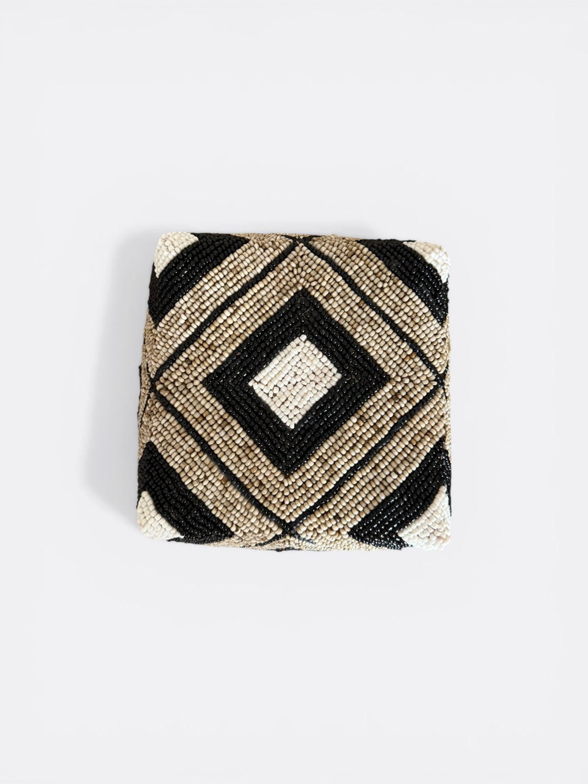 Boîte à offrande beige, blanc et noir fermée