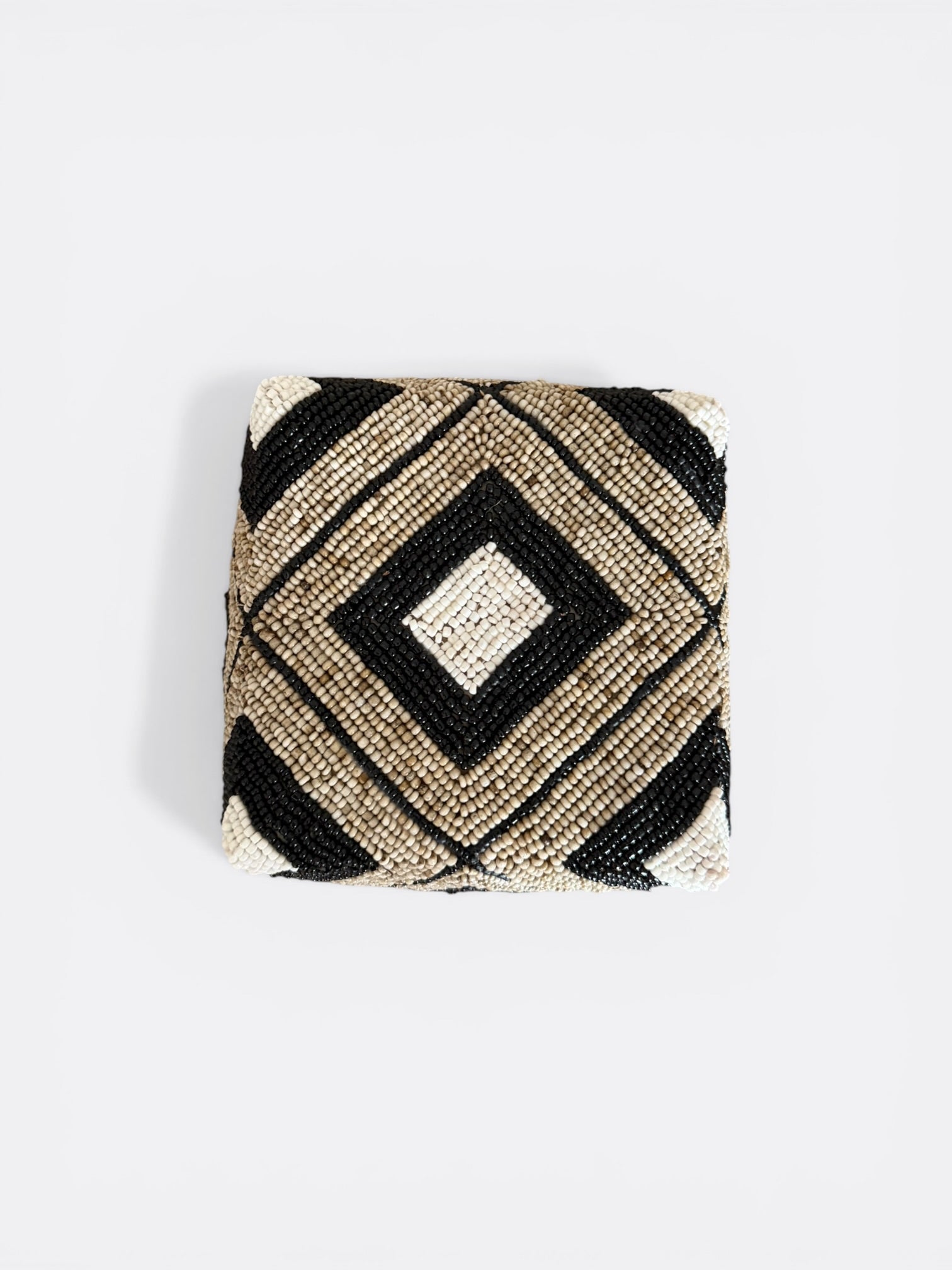 Boîte à offrande perlée beige, blanc et noir