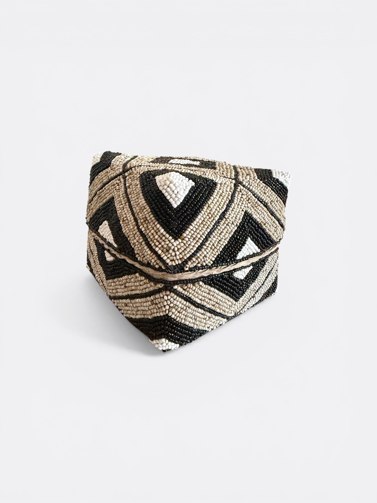 Boîte à offrande perlée beige, blanc et noir