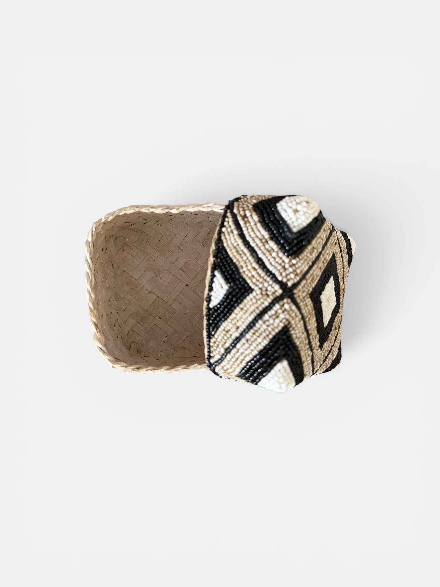 Boîte à offrande perlée beige, blanc et noir