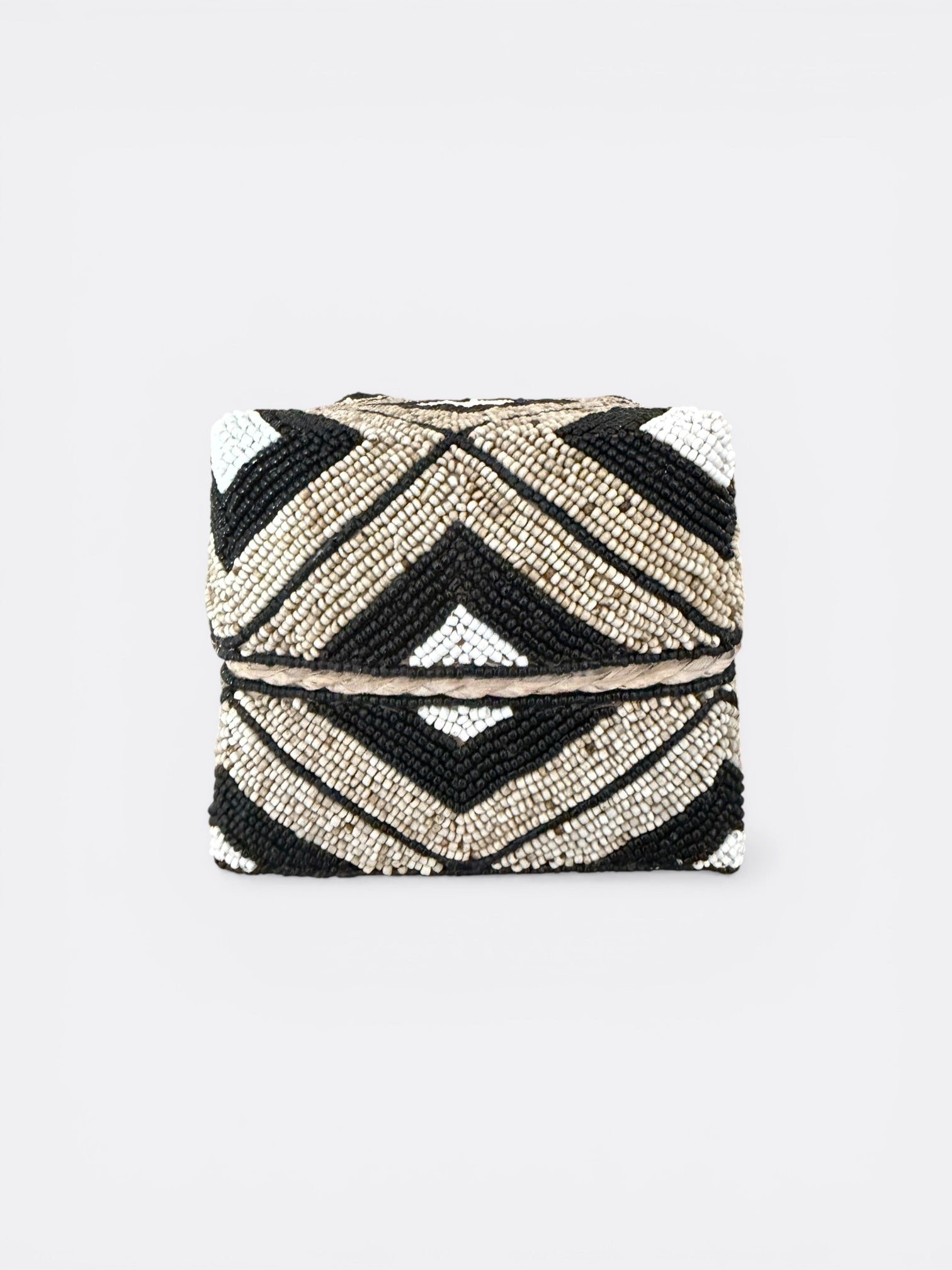 Boîte à offrande perlée beige, blanc et noir