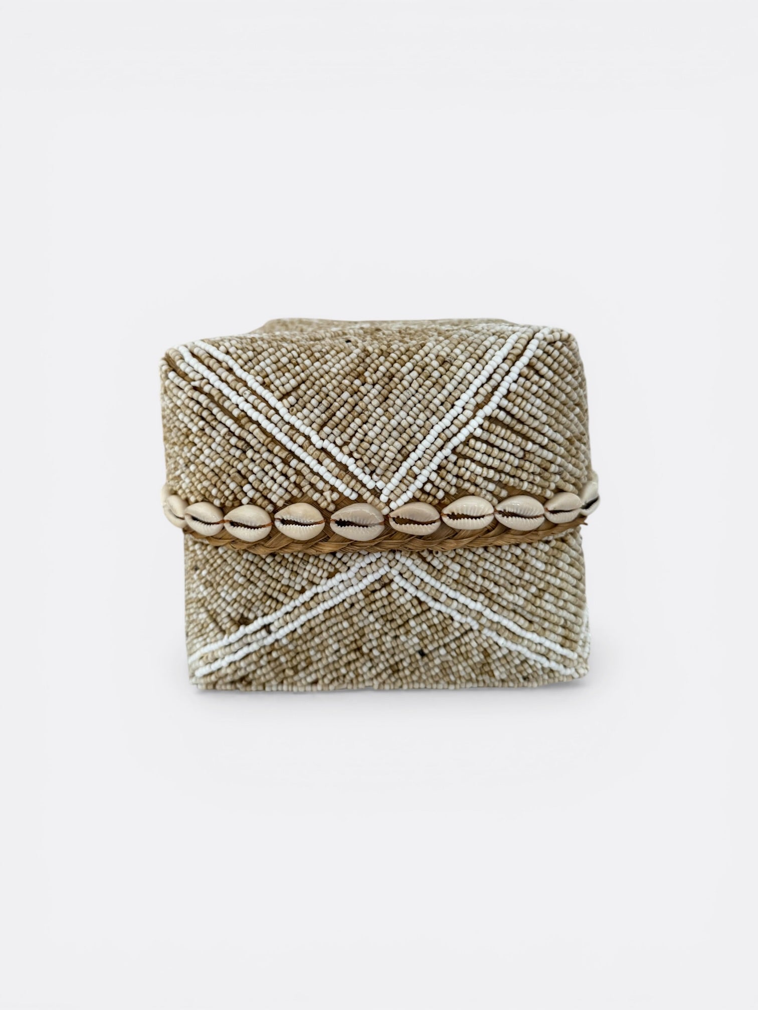Boîte à offrande perlée beige avec coquillages de cauris