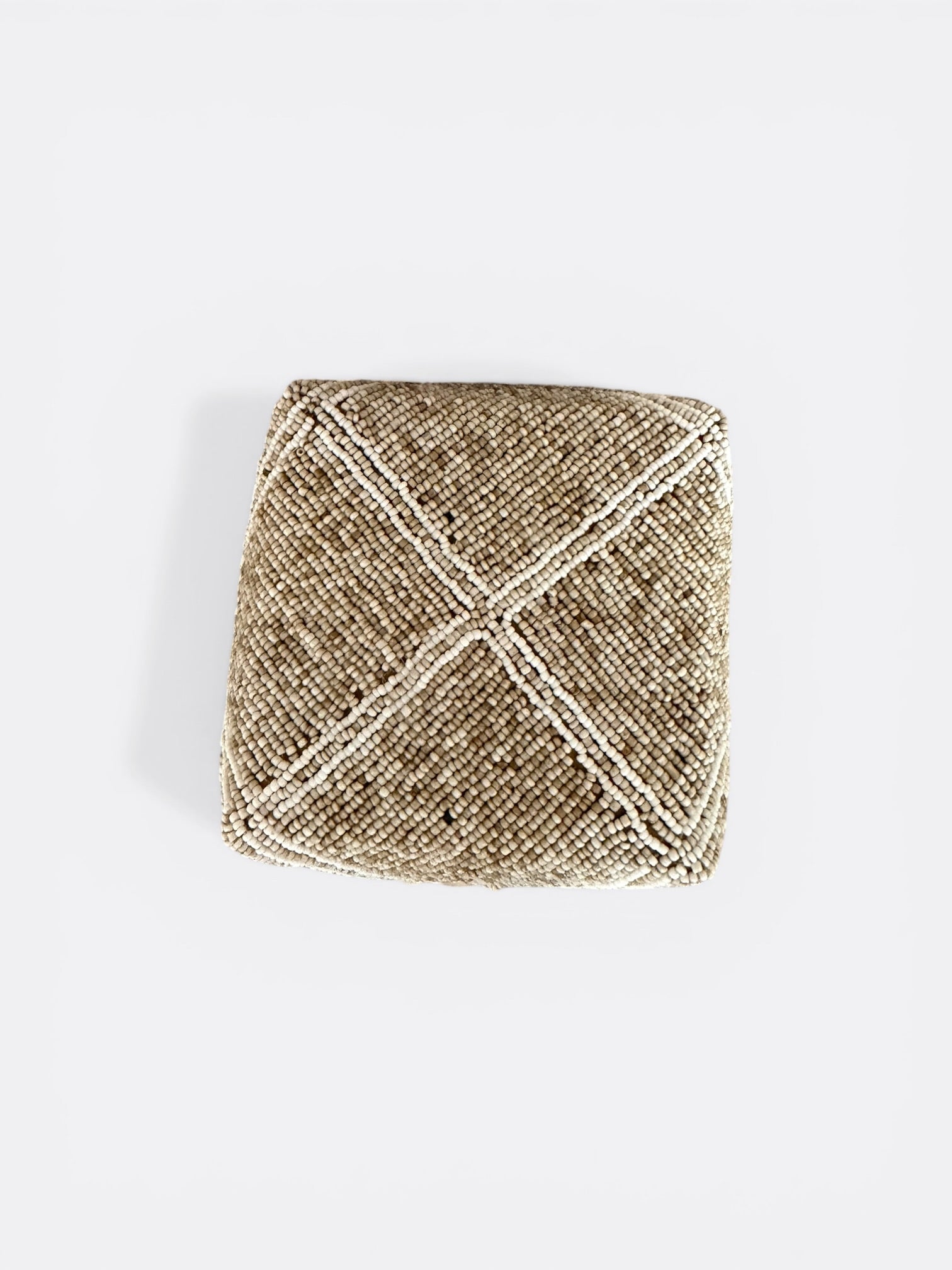 Boîte à offrande perlée beige avec coquillages de cauris