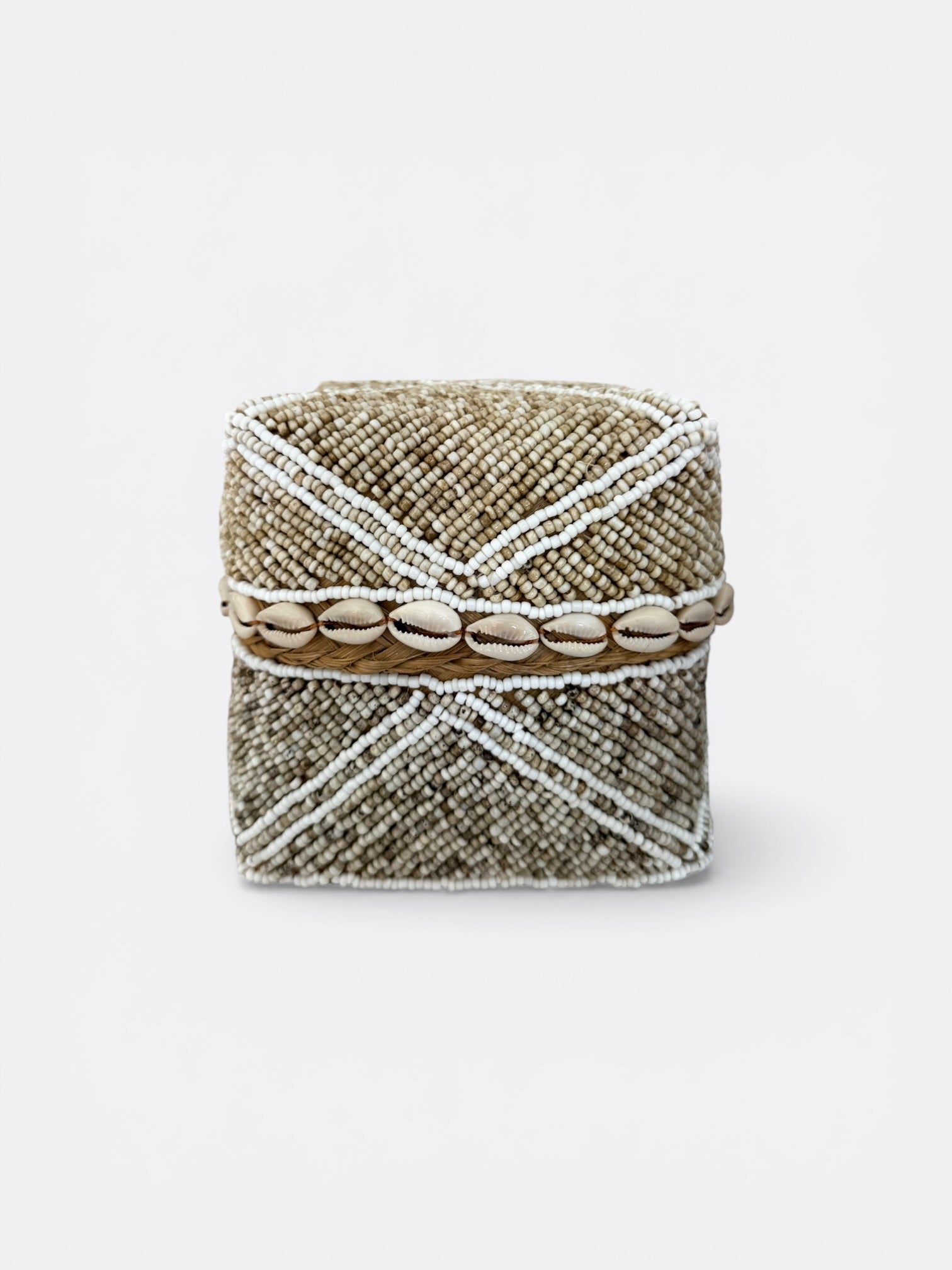 Boîte à offrande perlée beige avec coquillages de cauris