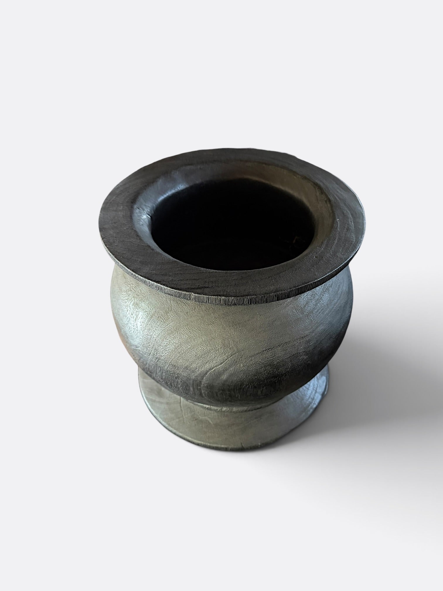 Vase Kelop en bois massif patiné, détail du veinage