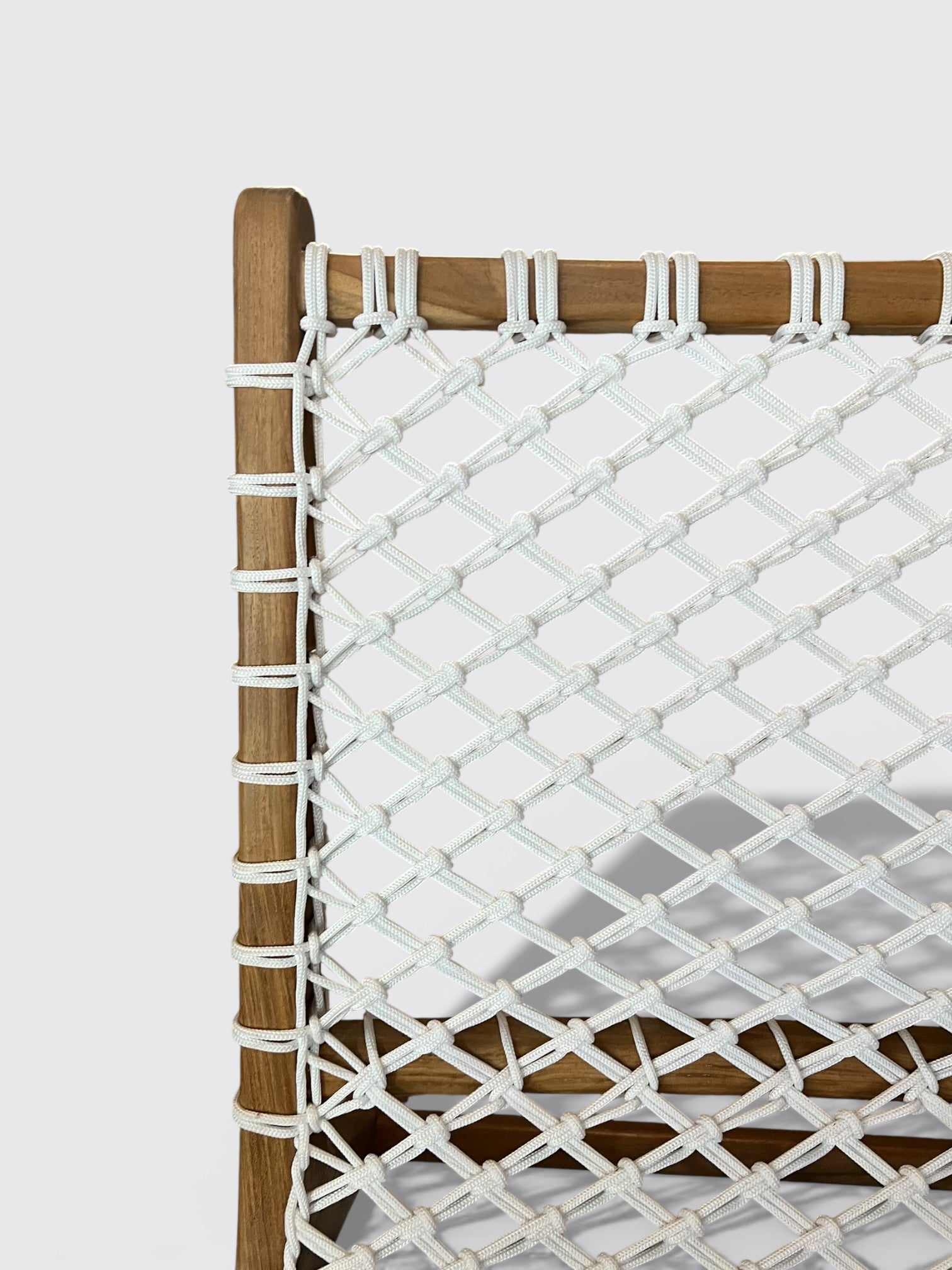 Chaise basse en teck et corde tressée — Sina blanc