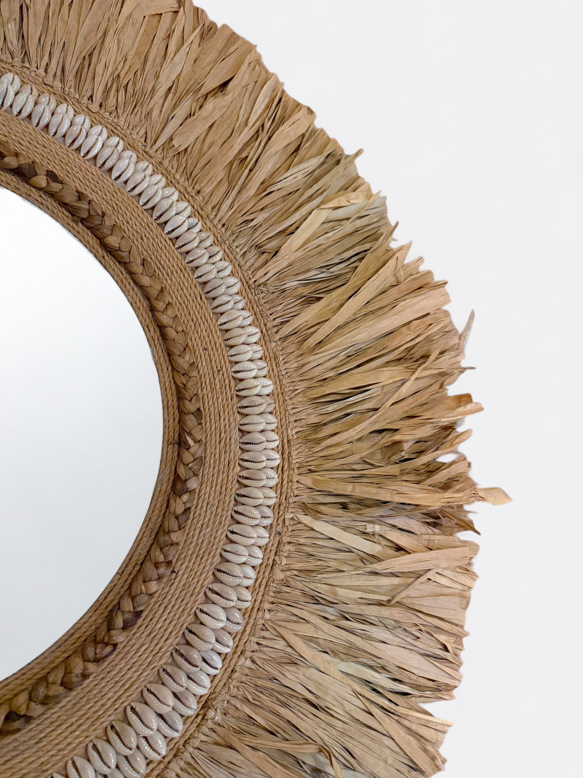 Détail du cadre du miroir Ariah en rotin et coquillages