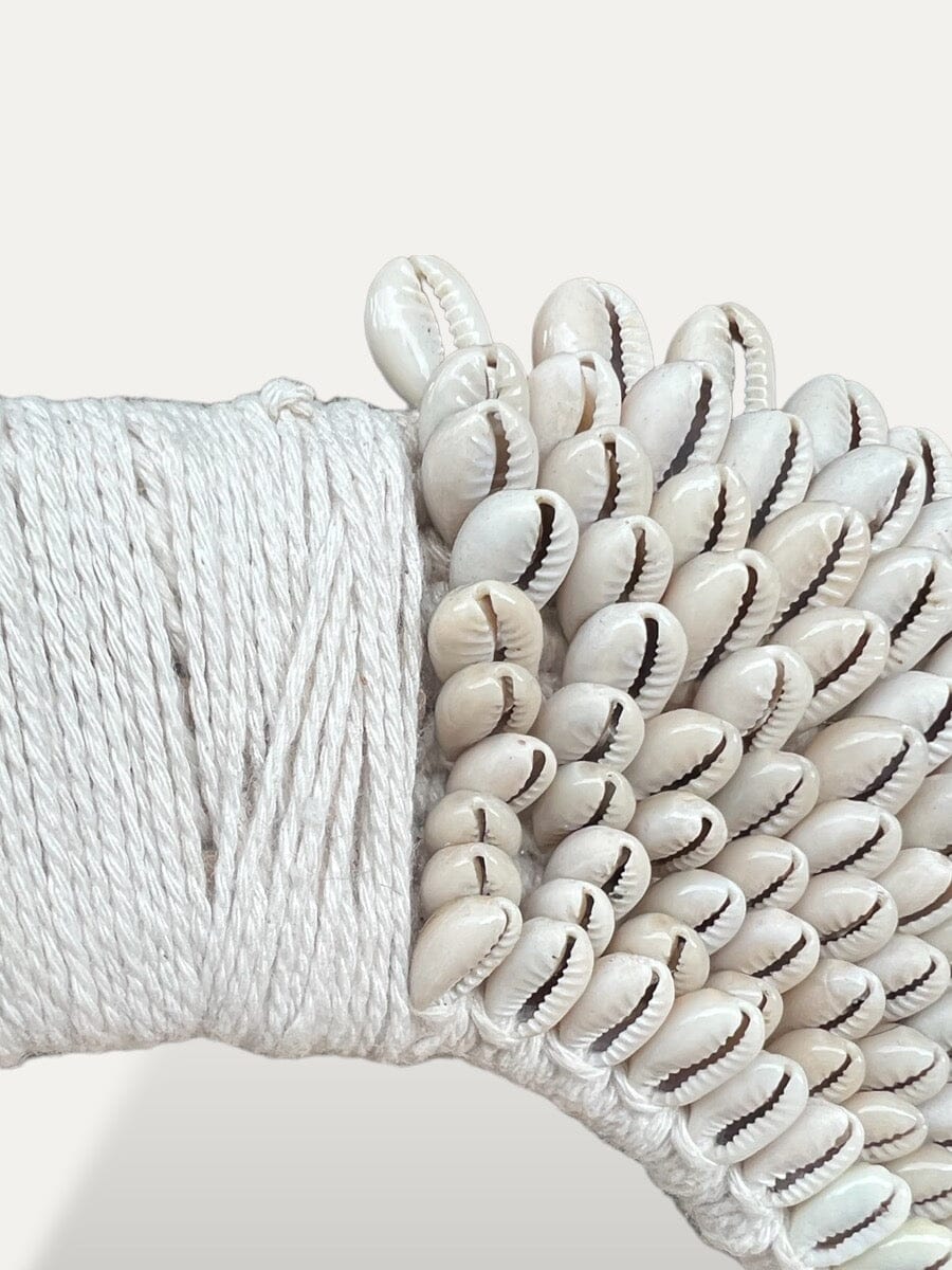 Collier de coquillages sur socle - Cahaya Cokoha