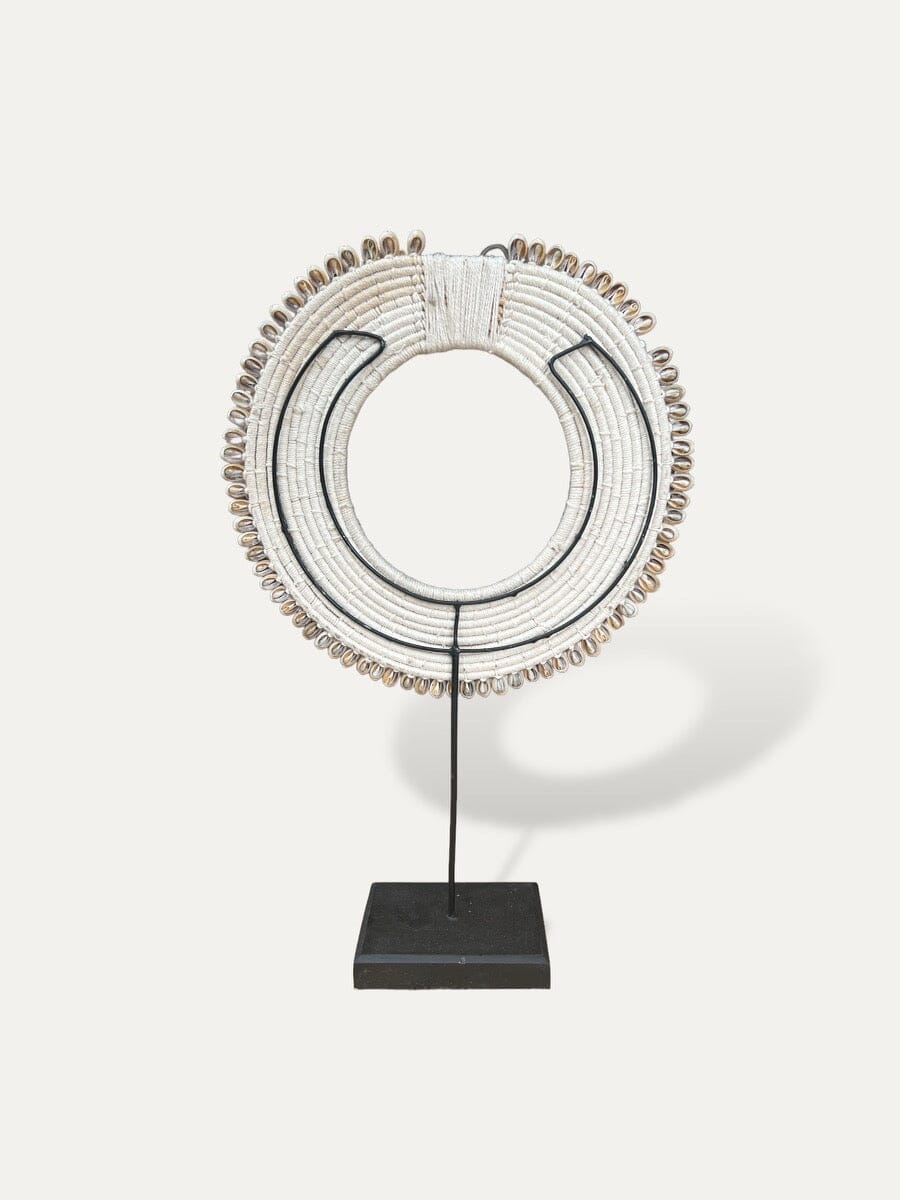 Collier de coquillages sur socle - Cahaya Cokoha