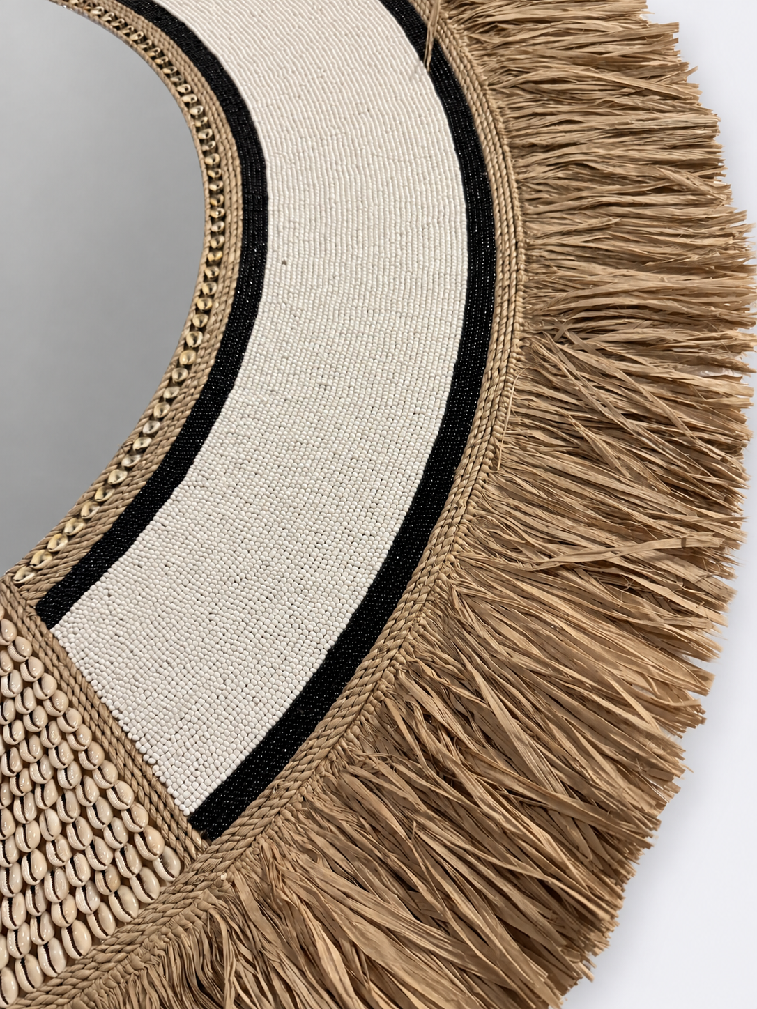 Miroir Kaya blanc XXL - détail des perles brodées