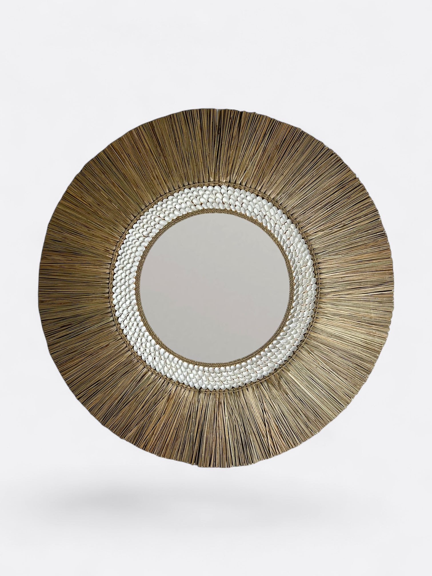 Miroir rond artisanal balinais en paille séchée et coquillages pour décoration intérieure