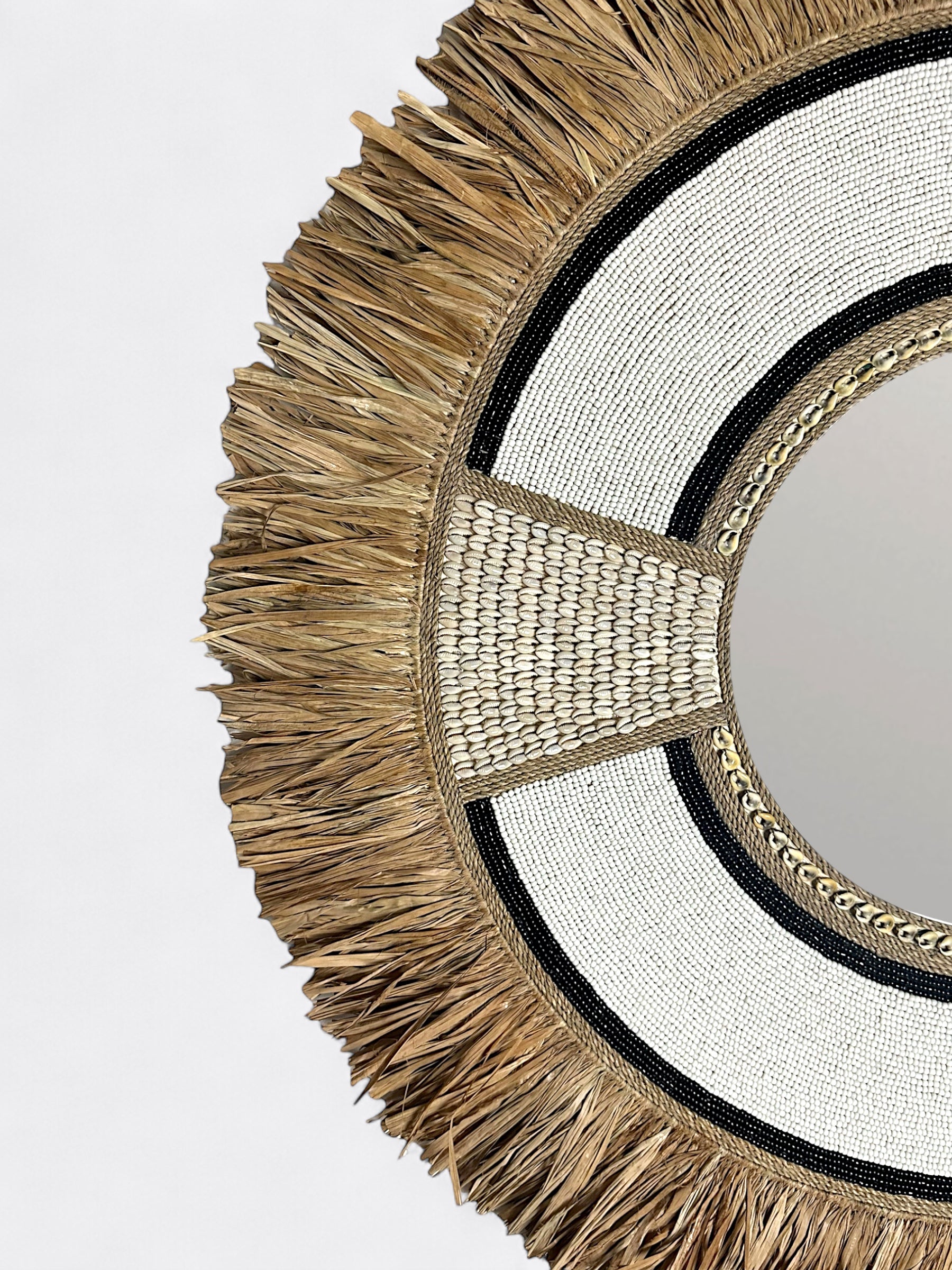 Miroir artisanal rond en perles et coquillages – Kaya blanc