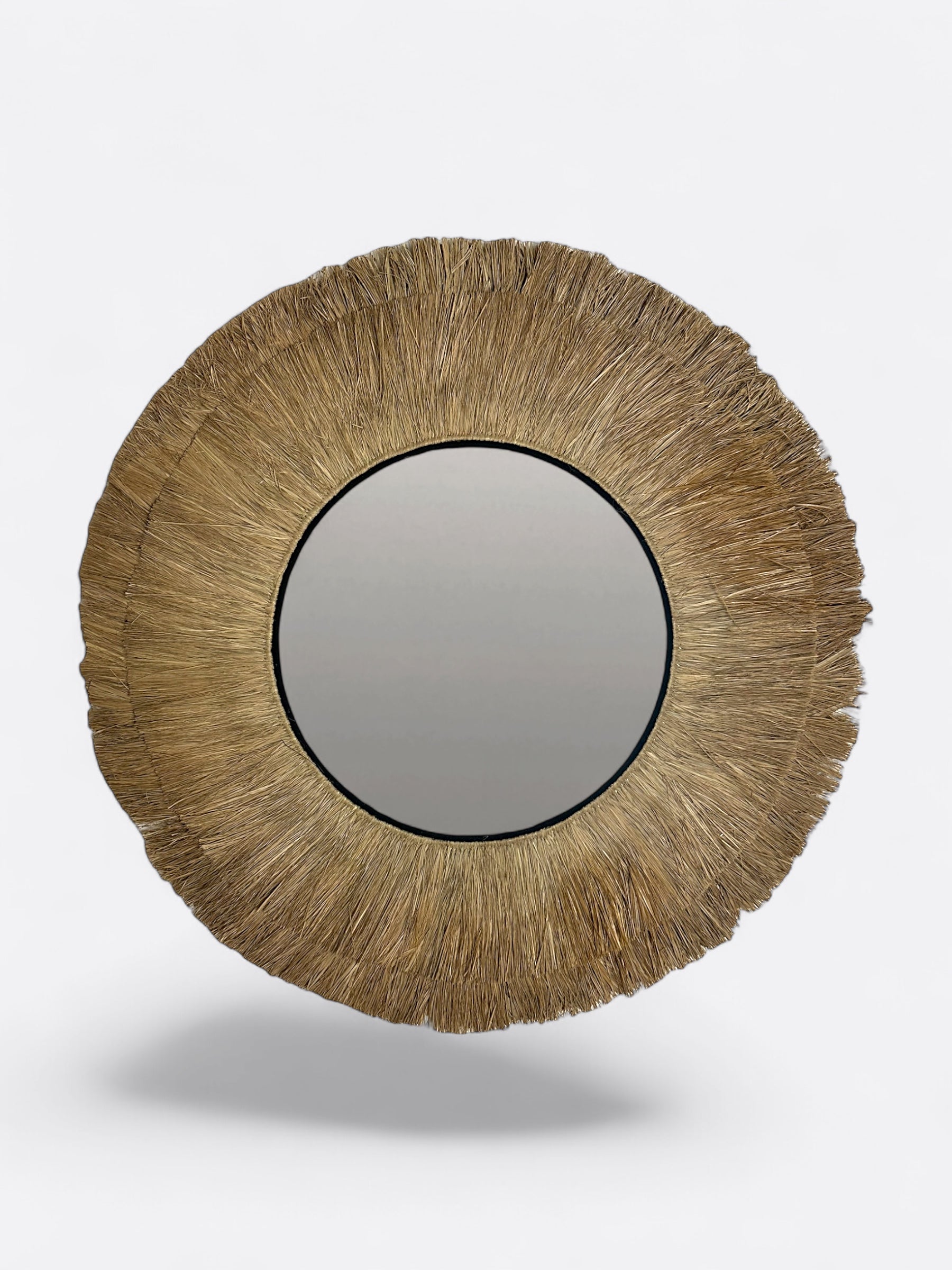 Miroir mural balinais fait main à Bali en raphia pour décoration intérieure élégante