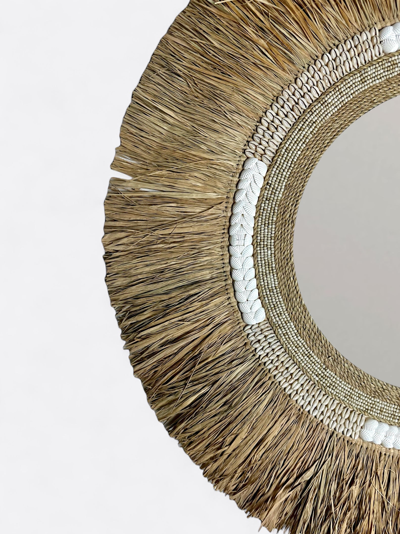 Miroir artisanal rond en raphia, coquillages et perles brodées - Natural