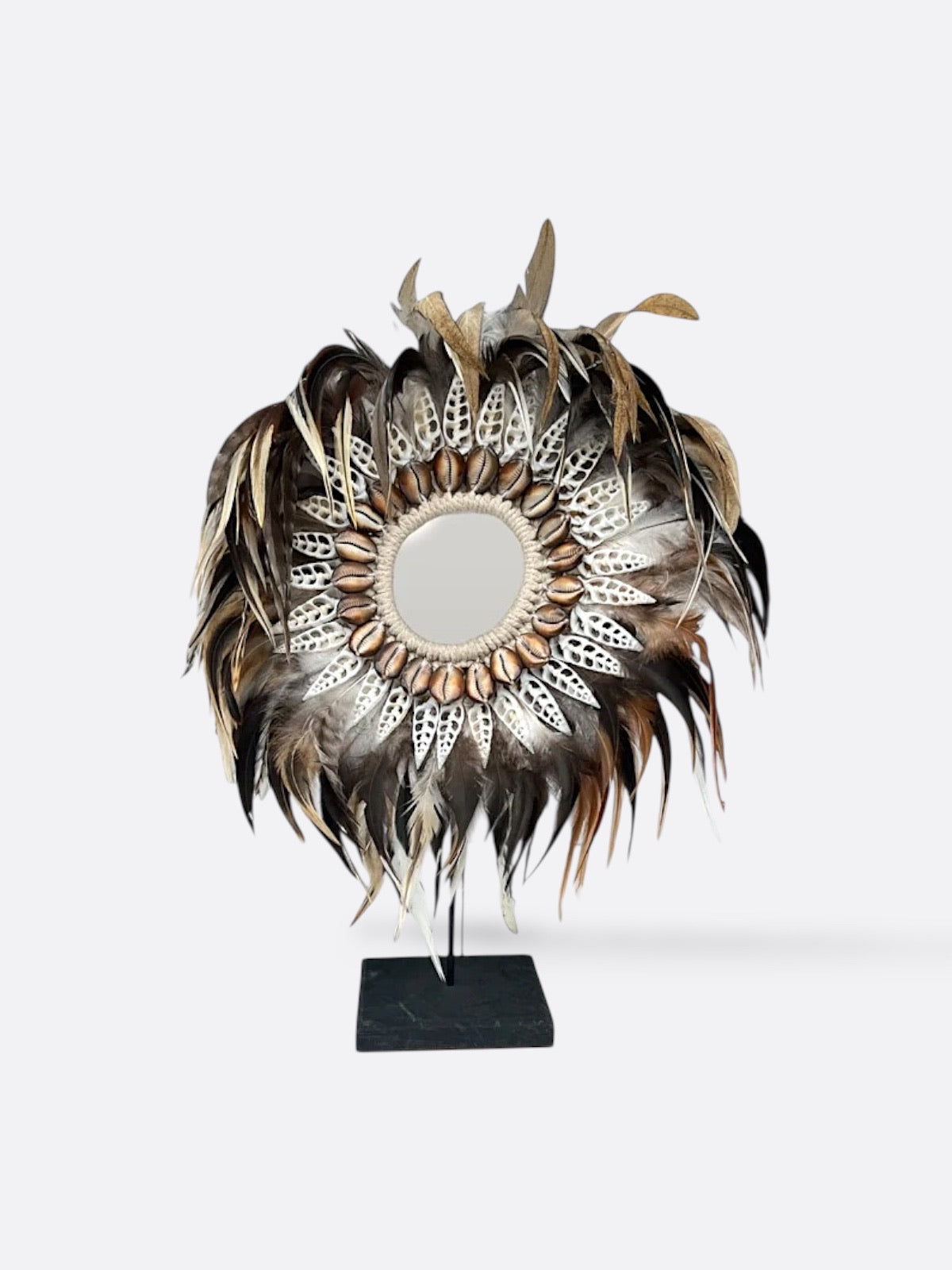 Collier décoratif en plumes et coquillages – Amber