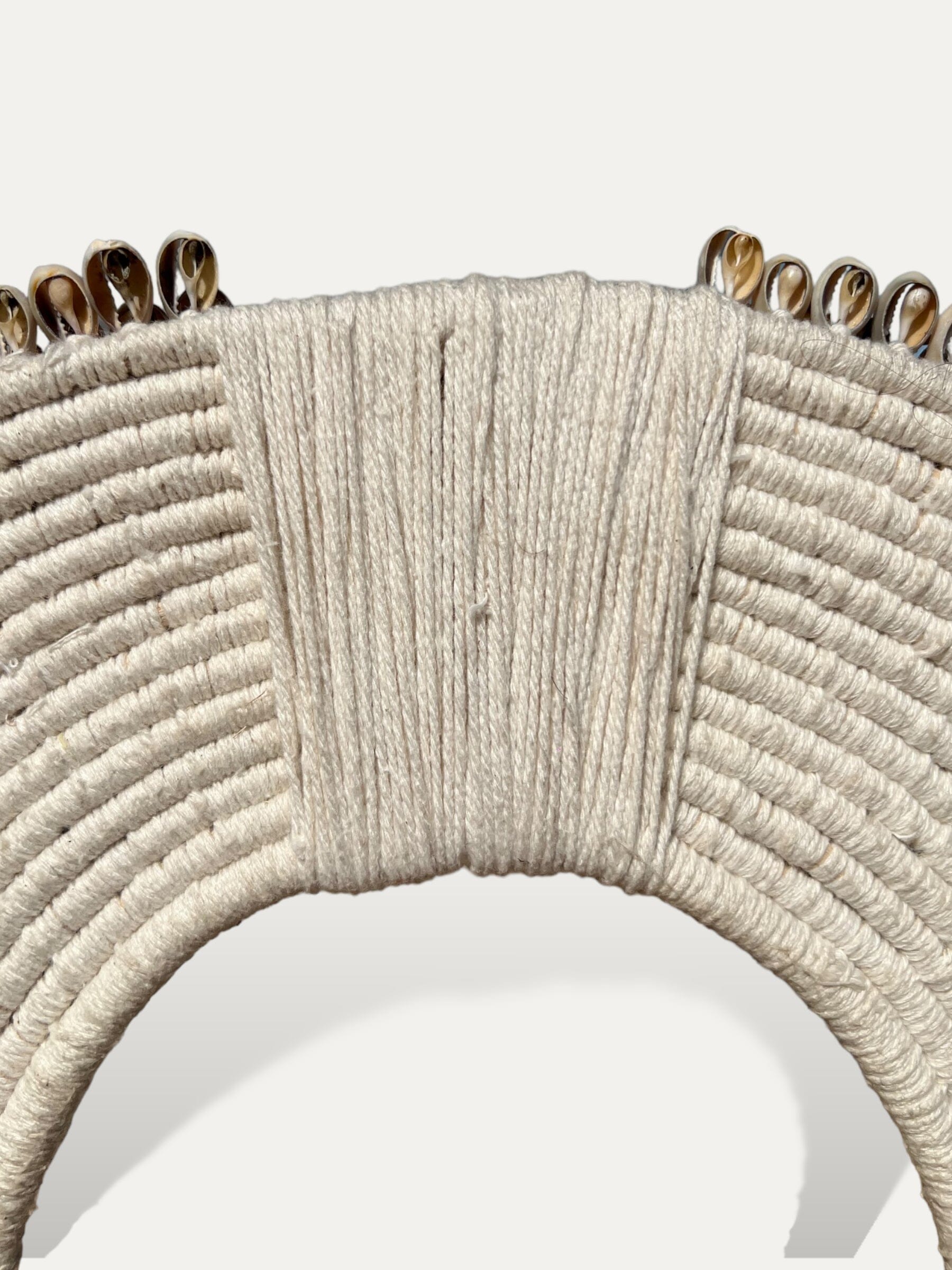 grand collier de coquillages sur socle - Cahaya XL Cokoha
