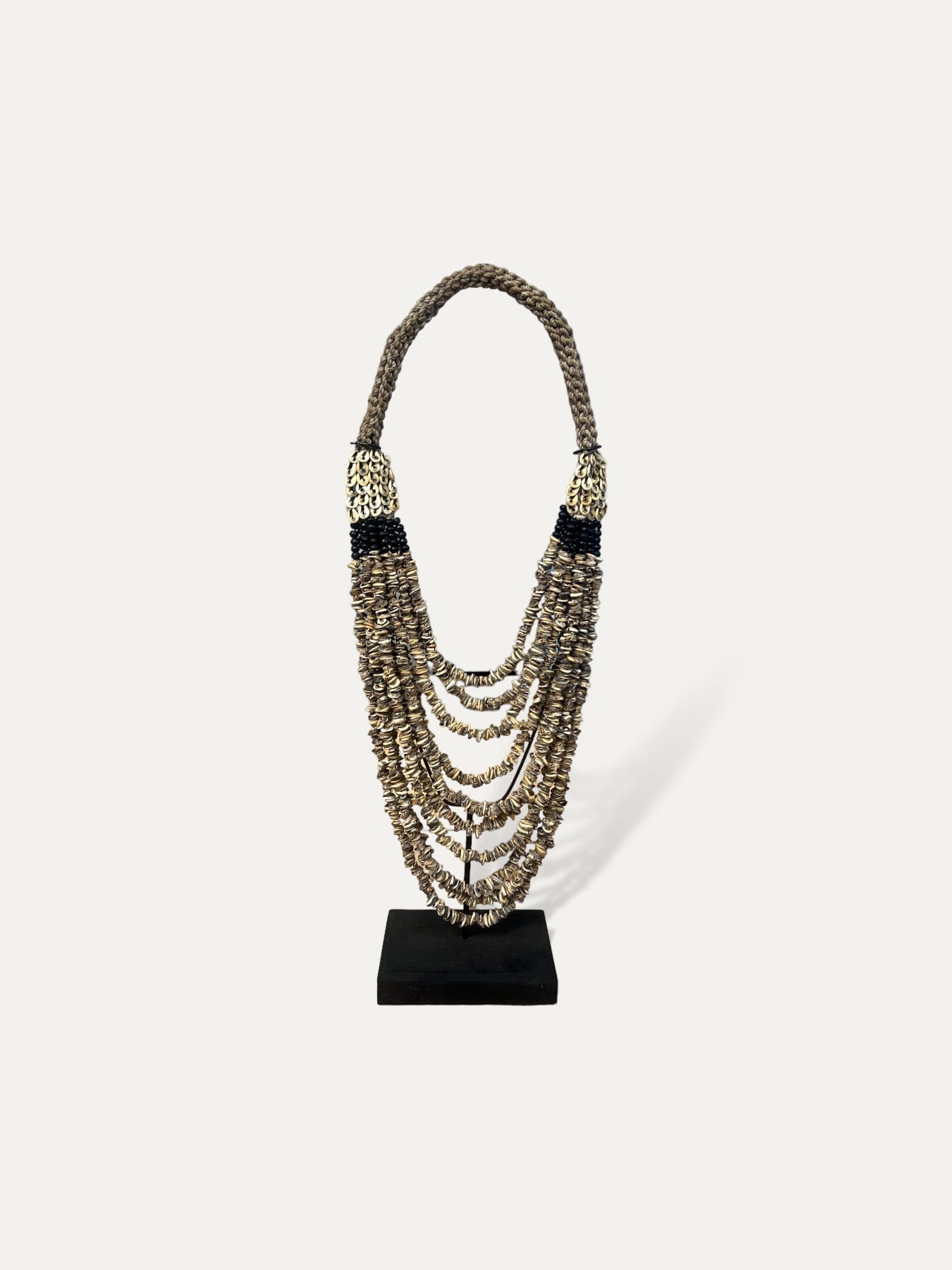 Collier en perles et coquillages sur socle - Putu COKOHA