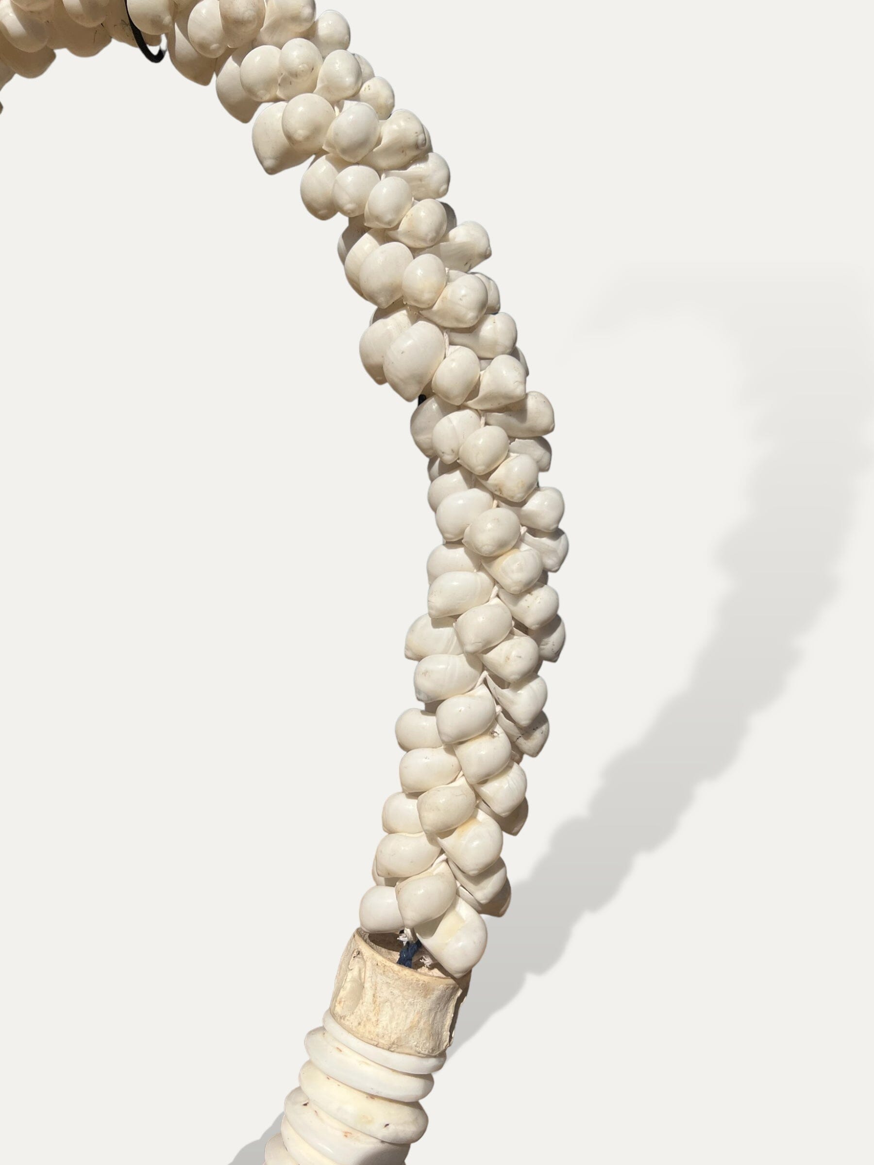 Collier en coquillages sur socle - Rinjani Cokoha
