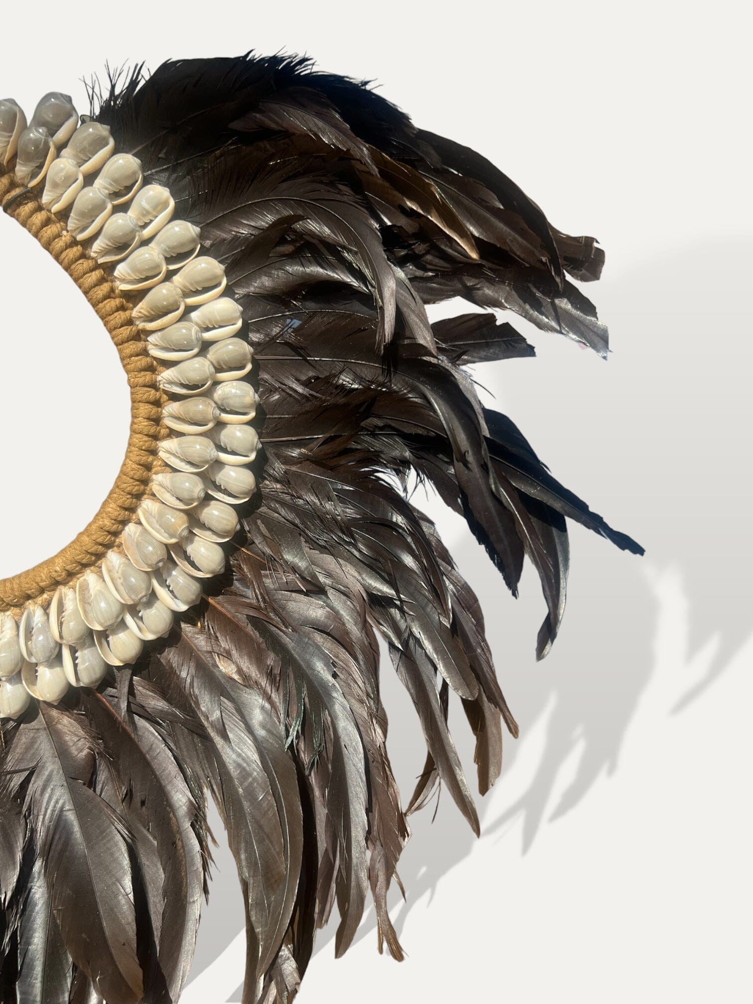 Collier en plumes et coquillages - Onyx Cokoha